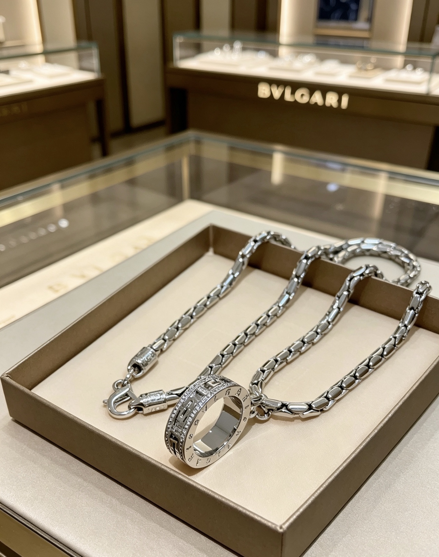 宝格丽项链V金材质 。BVLGARI宝格丽 DIVAS‘ DREAM 系列 品相完美，细节无敌，那种独特