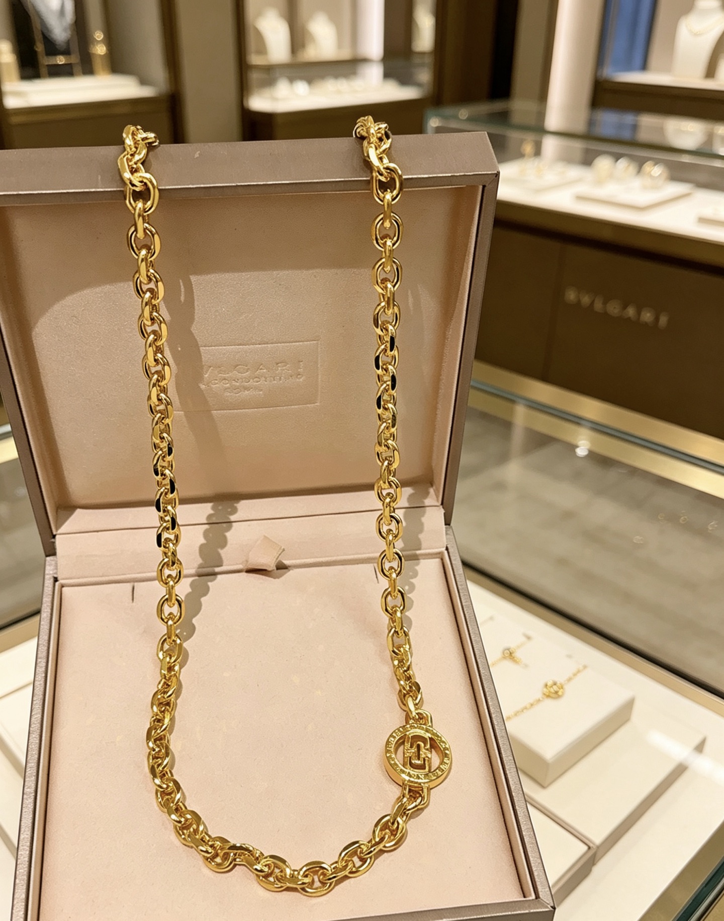 NO:863822,Batch Bulgari necklace V gold material. BVLGARI BVLGARI DIVAS' DREAM series. Perfect appearance, unparalleled details, the unique color is completely impeccable, and is decorated with a classic ring shape design. It is simple yet elegant and eye-catching. The combination of 18K gold is more elegant and elegant. Same style for men and women. Bvlgari necklace, fine jewelry, Bottega Veneta, bvlgari, bvlgari, necklace19860909批 宝格丽项链V金材质 .BVLGARI宝格丽 DIVAS‘ DREAM 系列 品相完美,细节无敌,那种独特的色泽完全无可挑剔,再缀以经典指环外形设计,简约之余却又优雅夺目,18K金的组合更显气色,上身雅致动人.男女同款 宝格丽项链,饰品精品,bottega veneta,bvlgari,bvlgari,necklace,Jewelry