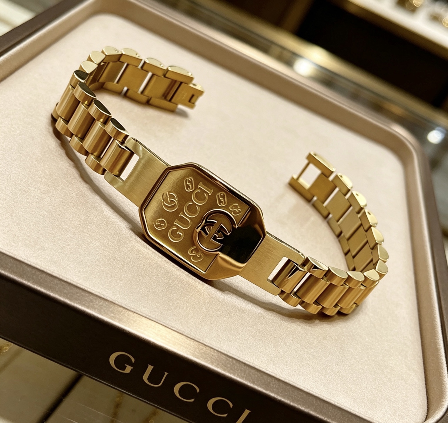 NO:863878,Batch. The latest Gucci bracelet is the latest classic model. It is exquisite regardless of style and texture. It has an absolute top feeling. You can understand the original logo at a glance. It is super nice. It is a good choice for matching with clothes. It is a must-have item for dressing, boutique jewelry, gucci, gucci, bracelet.19860909批. 最新出炉 Gucci古驰手链最新款的经典款 精致无论款式 质感 都是绝对的顶尖feel 只要看一眼就懂了原版logo 超 nice 搭配衣服佳位的选择,穿搭必备神器,饰品精品,gucci,gucci,bracelet,Jewelry