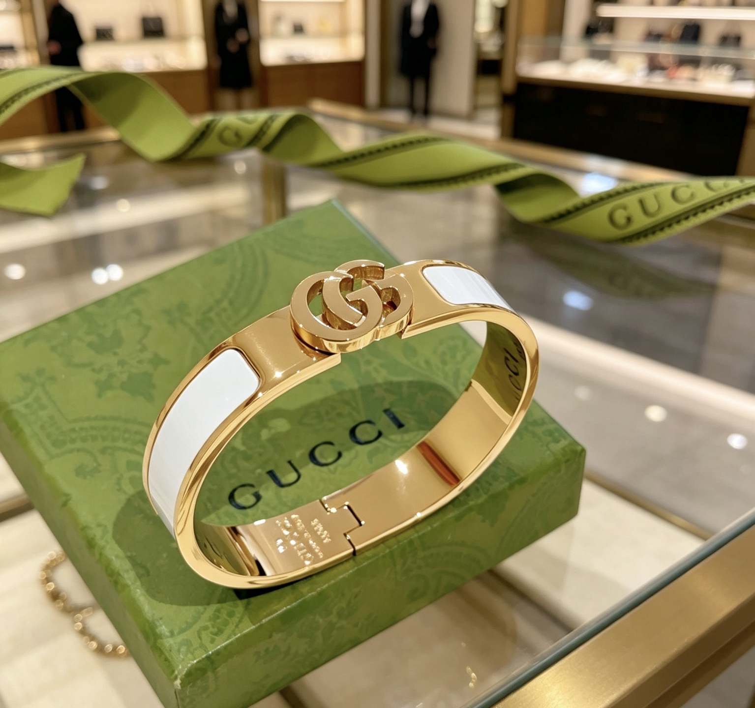 NO:863917,Batch. Gucci bracelets are hand-made, the latest bracelets are of a higher grade, the same style as the Anger Forest series, Double G classic series, Gucci bracelets. The details are matched with K gold processing. The shiny version is not available in the market. This one has been on the market. It is a best-selling model in Gucci. It goes well with trendy clothes, fine jewelry, Gucci, and bracelets.19860909批.古驰手镯手环纯手工打造最新款手镯档次更高明星同款Anger Forest系列双G经典款系列古驰手环 细节对版K金处理 非市面亮面版型 这款一直在出 古驰里面热卖款 非常好搭配潮流衣服,饰品精品,gucci,bracelet,Jewelry