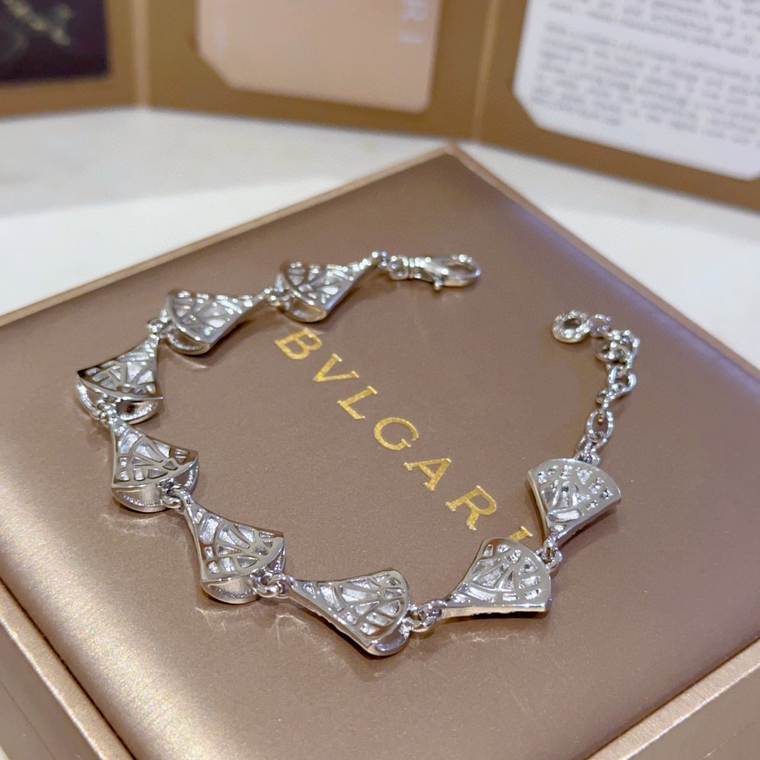 NO:863972,Batch. Bulgari bracelet V gold material BVLGARI BVLGARI DIVAS' DREAM series The appearance is perfect, the details are invincible, the unique color is completely impeccable, and it is decorated with a classic ring shape design, which is simple yet elegant and eye-catching. The pure handmade combination of V gold is more elegant and elegant. Same style for men and women. Bvlgari bracelets, exquisite jewelry, bottega veneta, bvlgari, bvlgari, bracelet19860909批.宝格丽手链V金材质 BVLGARI宝格丽 DIVAS‘ DREAM 系列 品相完美,细节无敌,那种独特的色泽完全无可挑剔,再缀以经典指环外形设计,简约之余却又优雅夺目,V金纯手工的组合更显气色,上手雅致动人.男女同款 宝格丽手链,饰品精品,bottega veneta,bvlgari,bvlgari,bracelet,Jewelry