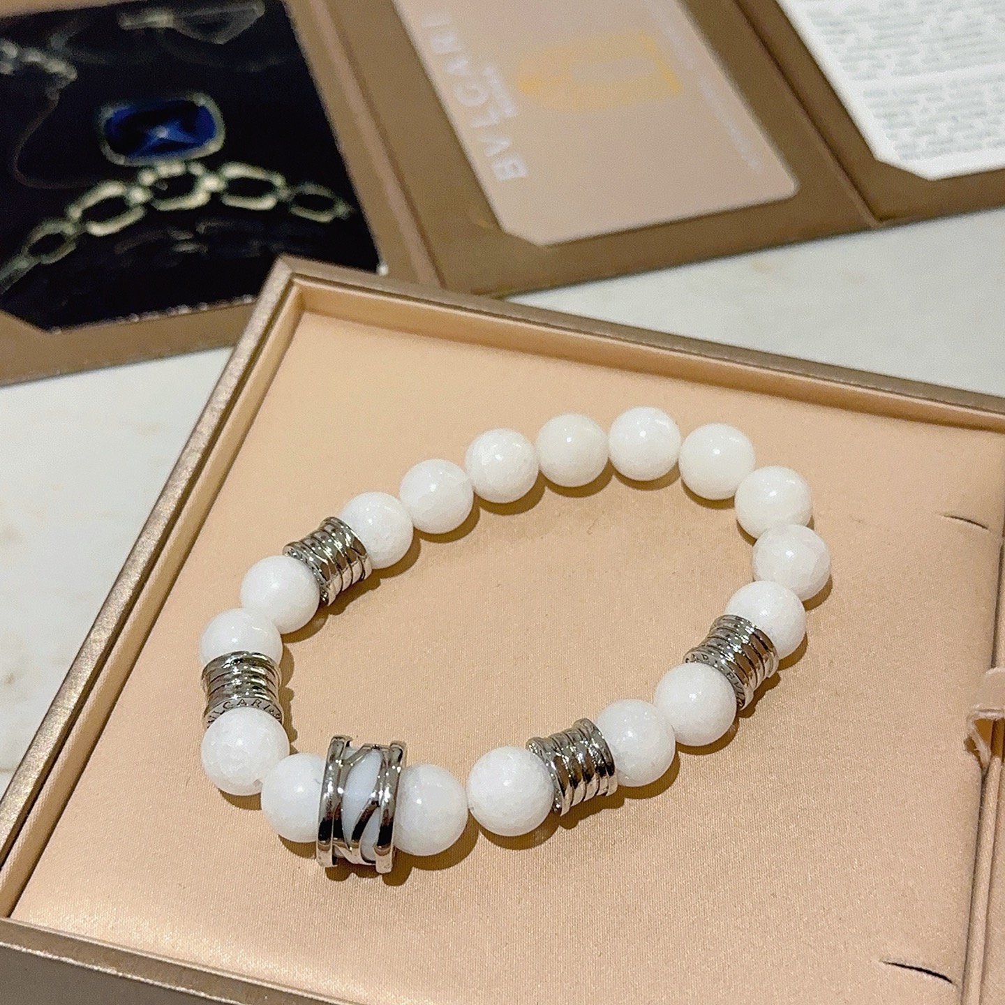 宝格丽手链V金材质 BVLGARI宝格丽 DIVAS‘ DREAM 系列 天然白砗磲手链品相完美，细节无