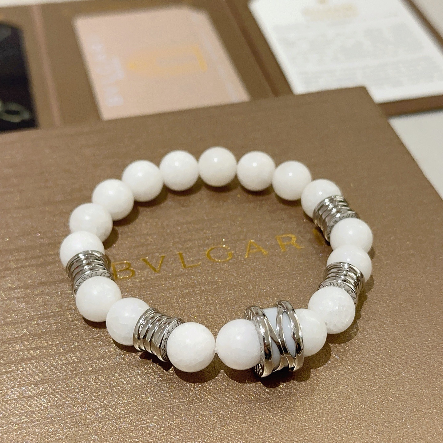 宝格丽手链V金材质 BVLGARI宝格丽 DIVAS‘ DREAM 系列 天然白砗磲手链品相完美，细节无