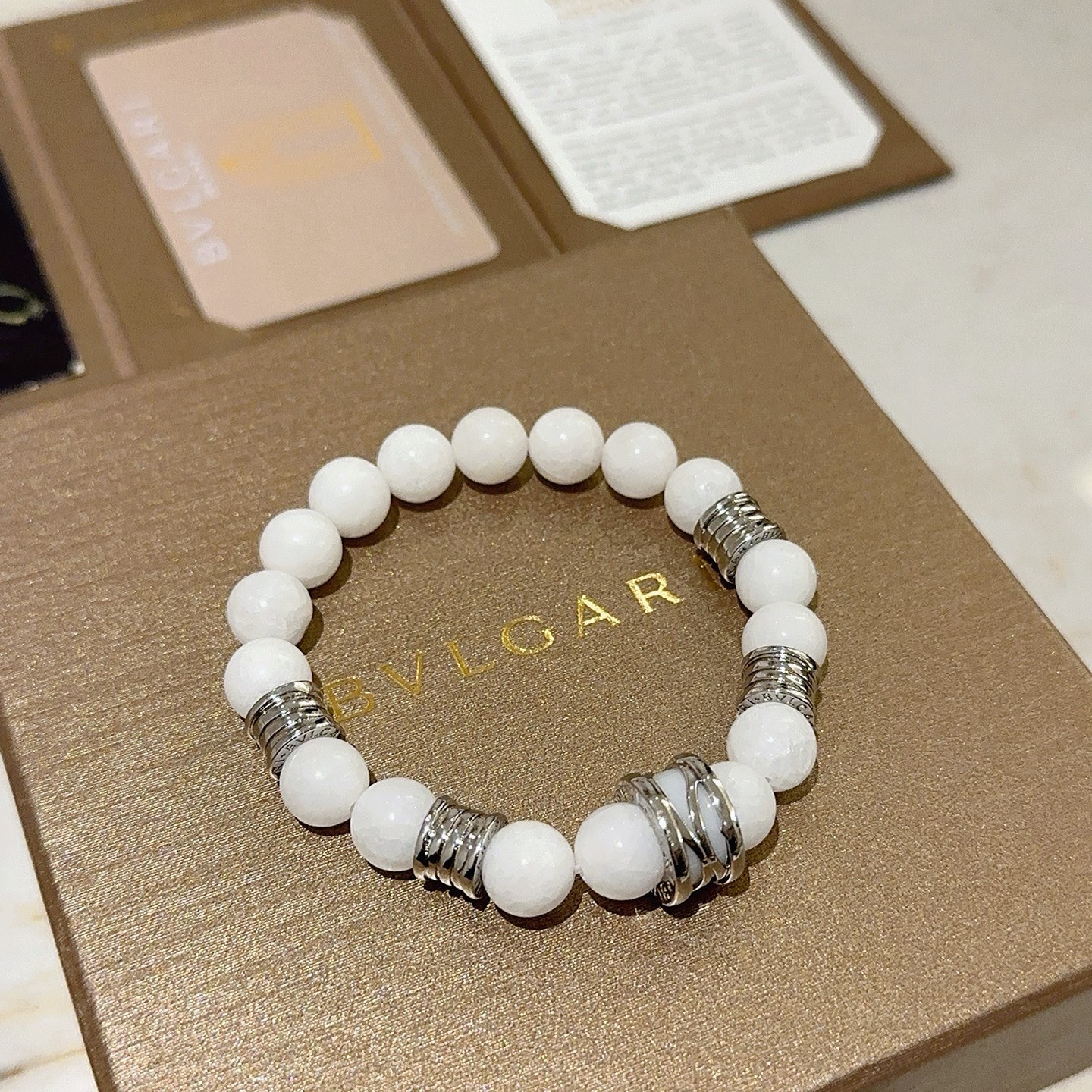 NO:863983,Batch. BVLGARI Bracelet V gold material BVLGARI DIVAS' DREAM series natural white clam bracelet is in perfect condition, the details are invincible, the unique color is completely impeccable, and it is decorated with a classic ring shape design, which is simple yet elegant and eye-catching. The V gold pure handmade combination is more elegant and elegant. Same style for men and women. Bvlgari bracelet size: 18 20 22  24 cm, fine jewelry, bottega veneta, bvlgari, bvlgari, bracelet19860909批.宝格丽手链V金材质 BVLGARI宝格丽 DIVAS‘ DREAM 系列 天然白砗磲手链品相完美,细节无敌,那种独特的色泽完全无可挑剔,再缀以经典指环外形设计,简约之余却又优雅夺目,V金纯手工的组合更显气色,上手雅致动人.男女同款 宝格丽手链尺寸:18 20 22 24厘米,饰品精品,bottega veneta,bvlgari,bvlgari,bracelet,Jewelry