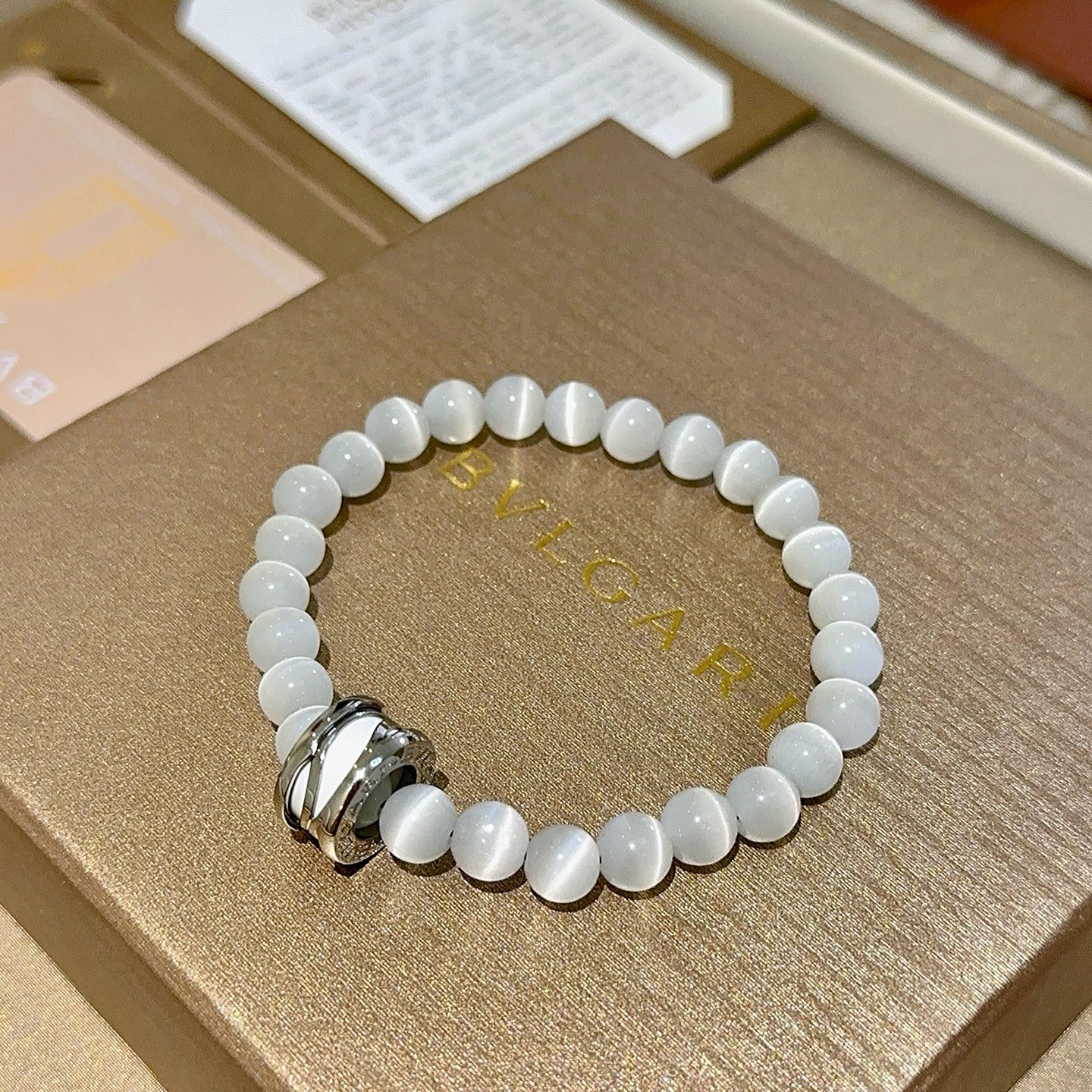 NO:863993,Batch. Bvlgari bracelet V gold material BVLGARI DIVAS' DREAM series natural cat's eye stone, perfect appearance, unparalleled details, the unique color is completely impeccable, and decorated with a classic ring shape design, simple yet elegant and eye-catching, the V gold pure handmade combination is more elegant, elegant and moving. Same style for men and women. Bvlgari bracelet size: 18 20 22 24 cm, boutique jewelry, Bottega  veneta,bvlgari,bvlgari,bracelet19860909批.宝格丽手链V金材质 BVLGARI宝格丽 DIVAS‘ DREAM 系列 天然猫眼石 品相完美,细节无敌,那种独特的色泽完全无可挑剔,再缀以经典指环外形设计,简约之余却又优雅夺目,V金纯手工的组合更显气色,上手雅致动人.男女同款 宝格丽手链尺寸:18 20 22 24厘米,饰品精品,bottega veneta,bvlgari,bvlgari,bracelet,Jewelry
