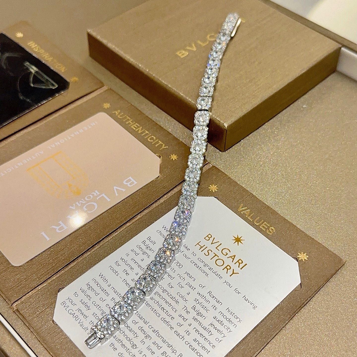 满钻镶嵌宝格丽手链V金材质 BVLGARI宝格丽 DIVAS‘ DREAM 系列 品相完美，细节无敌，那