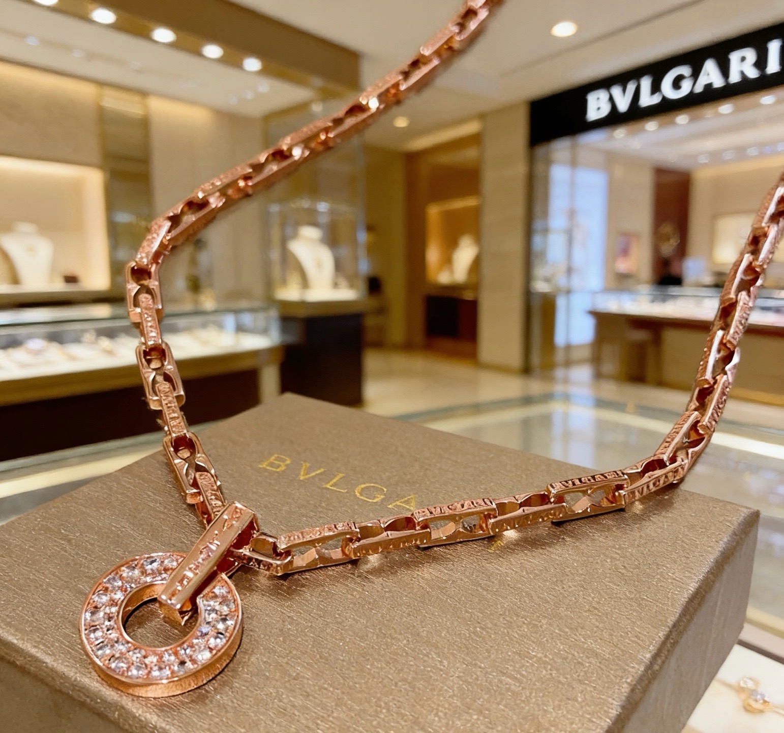 宝格丽项链V金材质 。BVLGARI宝格丽 DIVAS‘ DREAM 系列 品相完美，细节无敌，那种独特