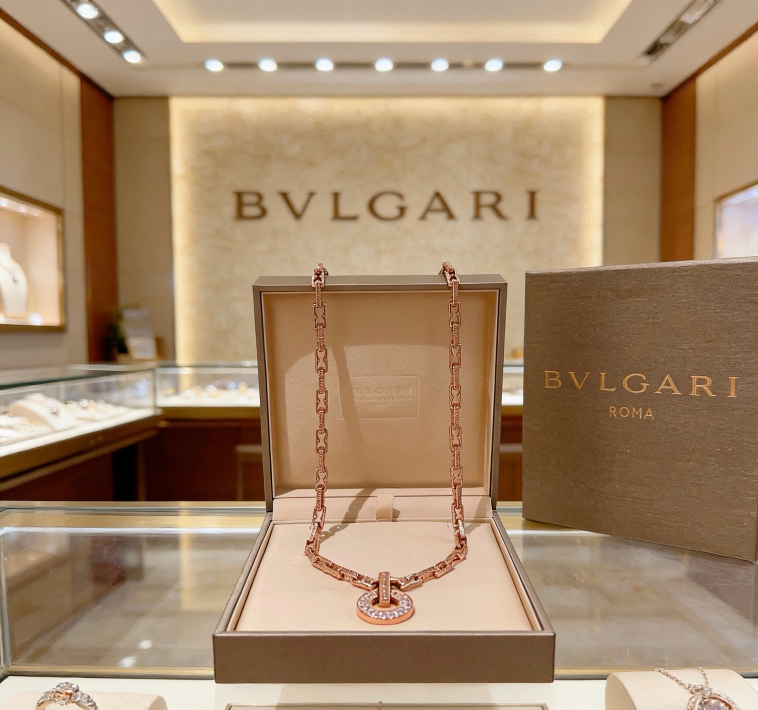 宝格丽项链V金材质 。BVLGARI宝格丽 DIVAS‘ DREAM 系列 品相完美，细节无敌，那种独特