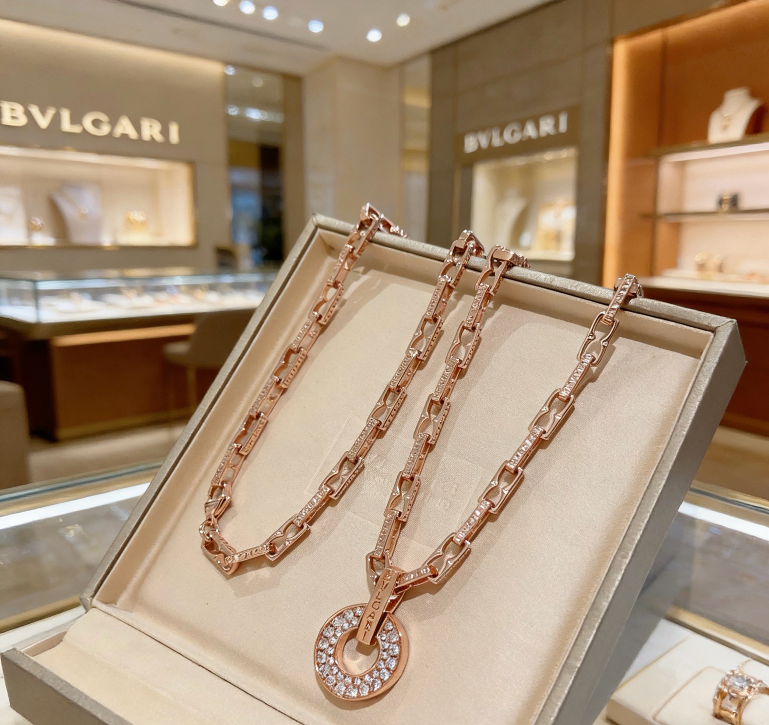 宝格丽项链V金材质 。BVLGARI宝格丽 DIVAS‘ DREAM 系列 品相完美，细节无敌，那种独特