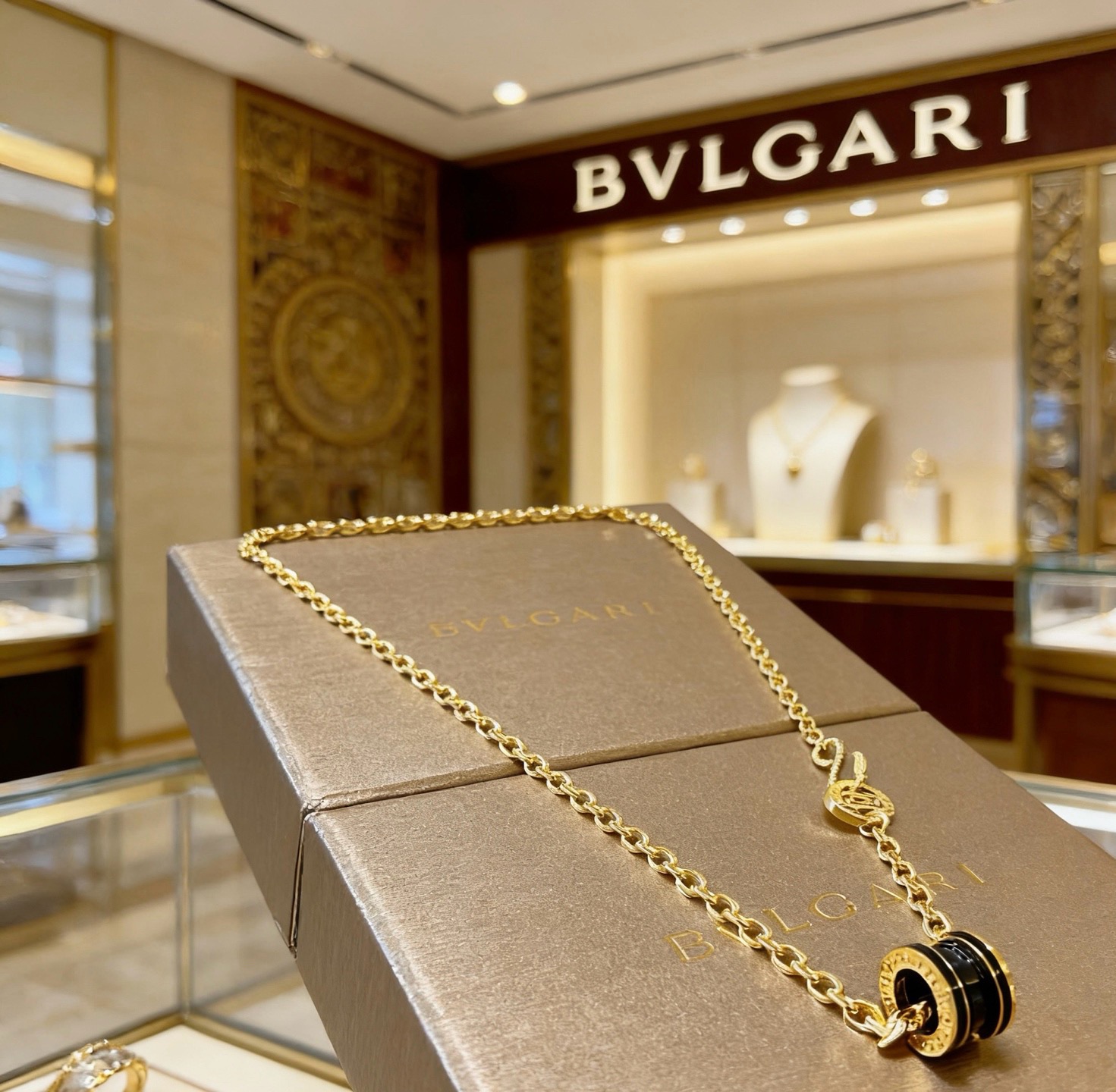宝格丽项链V金材质 。BVLGARI宝格丽 DIVAS‘ DREAM 系列 品相完美，细节无敌，那种独特