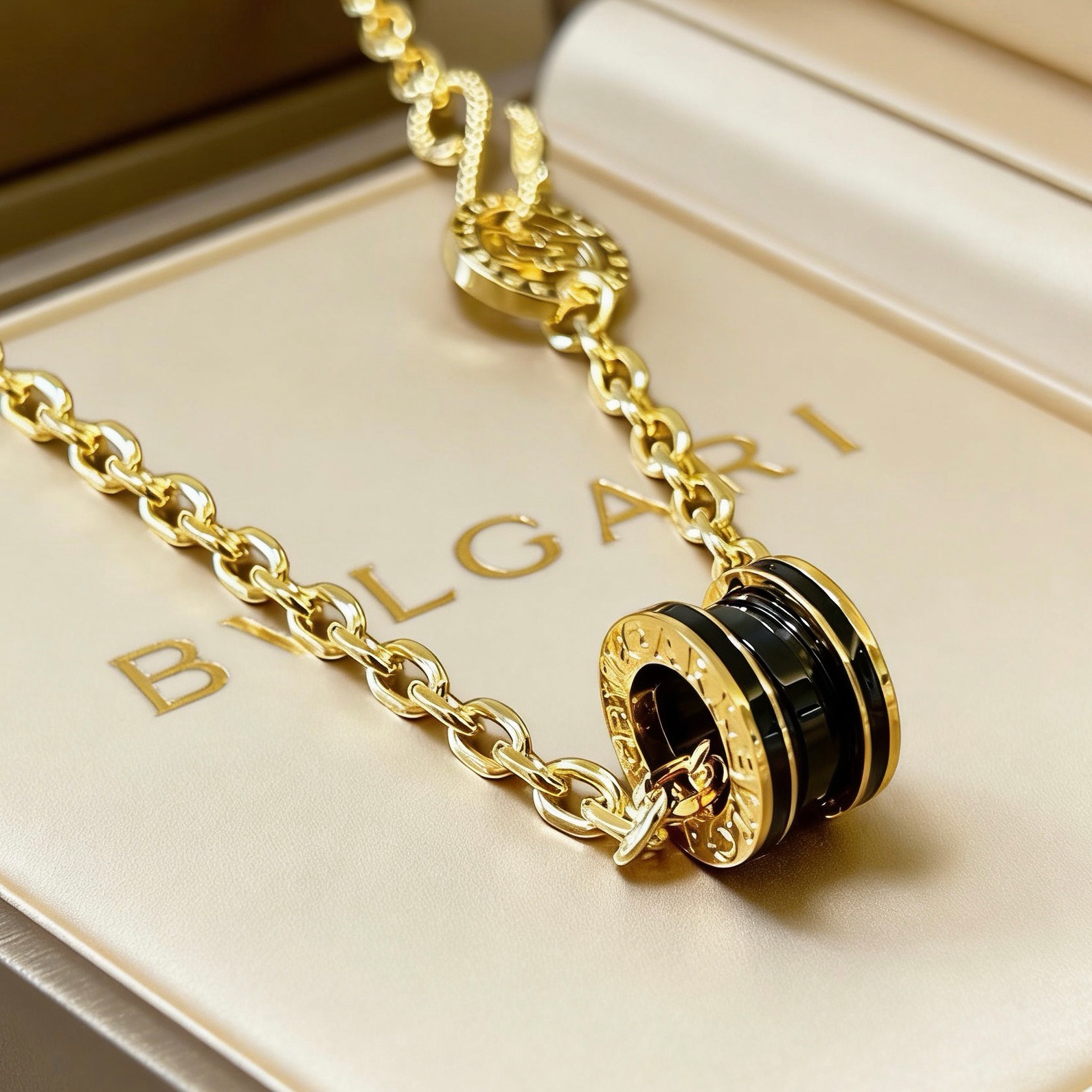 NO:863963,Batch. Bvlgari necklace made of V gold. BVLGARI DIVAS’ DREAM series. Perfect appearance, incomparable details. The unique color is completely impeccable. It is decorated with a classic ring shape design. It is simple yet elegant and eye-catching. The combination of 18K gold adds color and makes the upper body elegant and attractive. Same style for men and women. Bvlgari necklaces, fine jewelry, bottega veneta, bvlgari, bvlgari, necklace19860909批.宝格丽项链V金材质 .BVLGARI宝格丽 DIVAS‘ DREAM 系列 品相完美,细节无敌,那种独特的色泽完全无可挑剔,再缀以经典指环外形设计,简约之余却又优雅夺目,18K金的组合更显气色,上身雅致动人.男女同款 宝格丽项链,饰品精品,bottega veneta,bvlgari,bvlgari,necklace,Jewelry