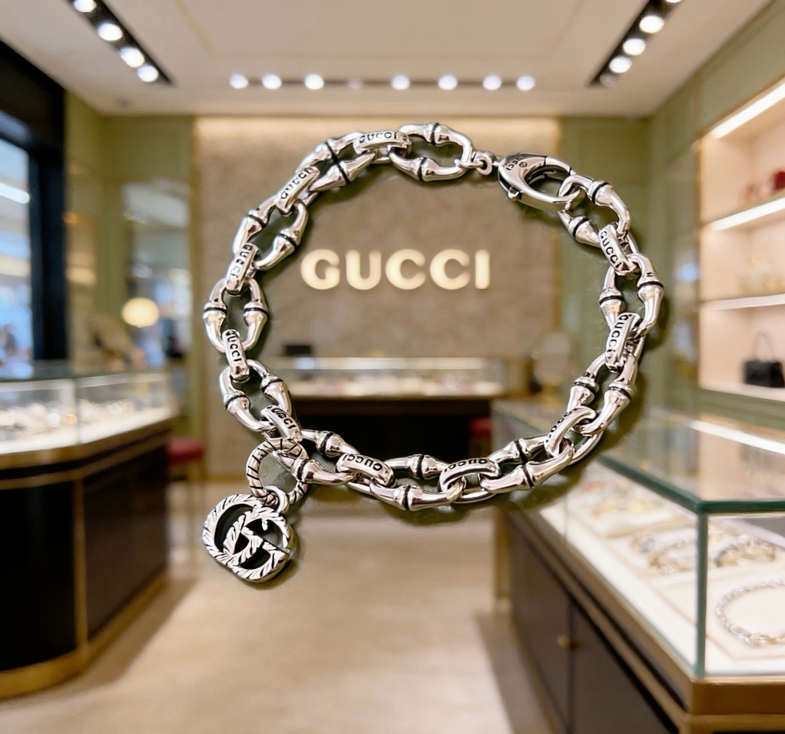 NO:864007,Batch. Gucci Recommended Models 2026 Latest Gucci Gucci Bracelet The latest classic model. Exquisite regardless of style and texture, it is absolutely top-notch. You can understand the original logo at a glance. Super nice. The best choice to match clothes. A must-have artifact for men and women. Size 16.17.18.19.20.21.22.cm. Simple and elegant, low-key and luxurious. Boutique jewelry, gucci, gucci, bracelet.19860909批 . 古驰推荐款2026最新出炉 Gucci古驰手链最新款的经典款 精致无论款式 质感 都是绝对的顶尖feel 只要看一眼就懂了原版logo 超 nice 搭配衣服最佳的选择,男女同款必备神器 码数16.17.18.19.20.21.22.厘米 简单又大气,低调显奢华,饰品精品,gucci,gucci,bracelet,Jewelry