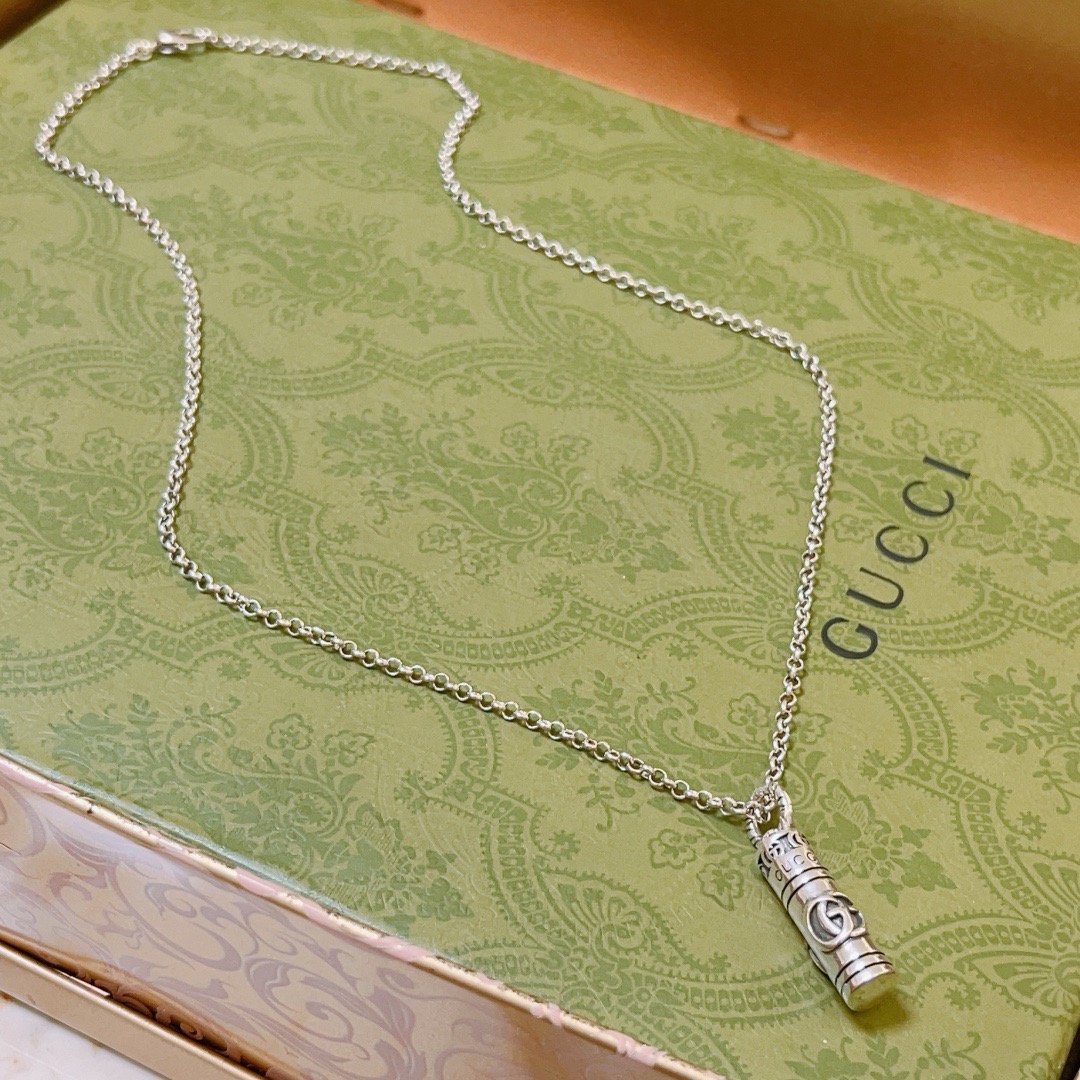 NO:864018,Batch. The latest Gucci necklace has a higher grade. The same style as the star Anger Forest series double G classic necklace series Gucci necklace. The chain length is 60 cm. The details are distressed. The shiny version is not available in the market. This model has been on sale. It is a best-selling model in Gucci. It is very good to match with trendy clothes, fine jewelry, gucci, and necklace.19860909批. 古驰项链最新款链条档次更高明星同款Anger Forest系列双G经典款项链系列古驰项链 链长60厘米 细节对版做旧处理 非市面亮面版型 这款一直在出 古驰里面热卖款 非常好搭配潮流衣服,饰品精品,gucci,necklace,Jewelry