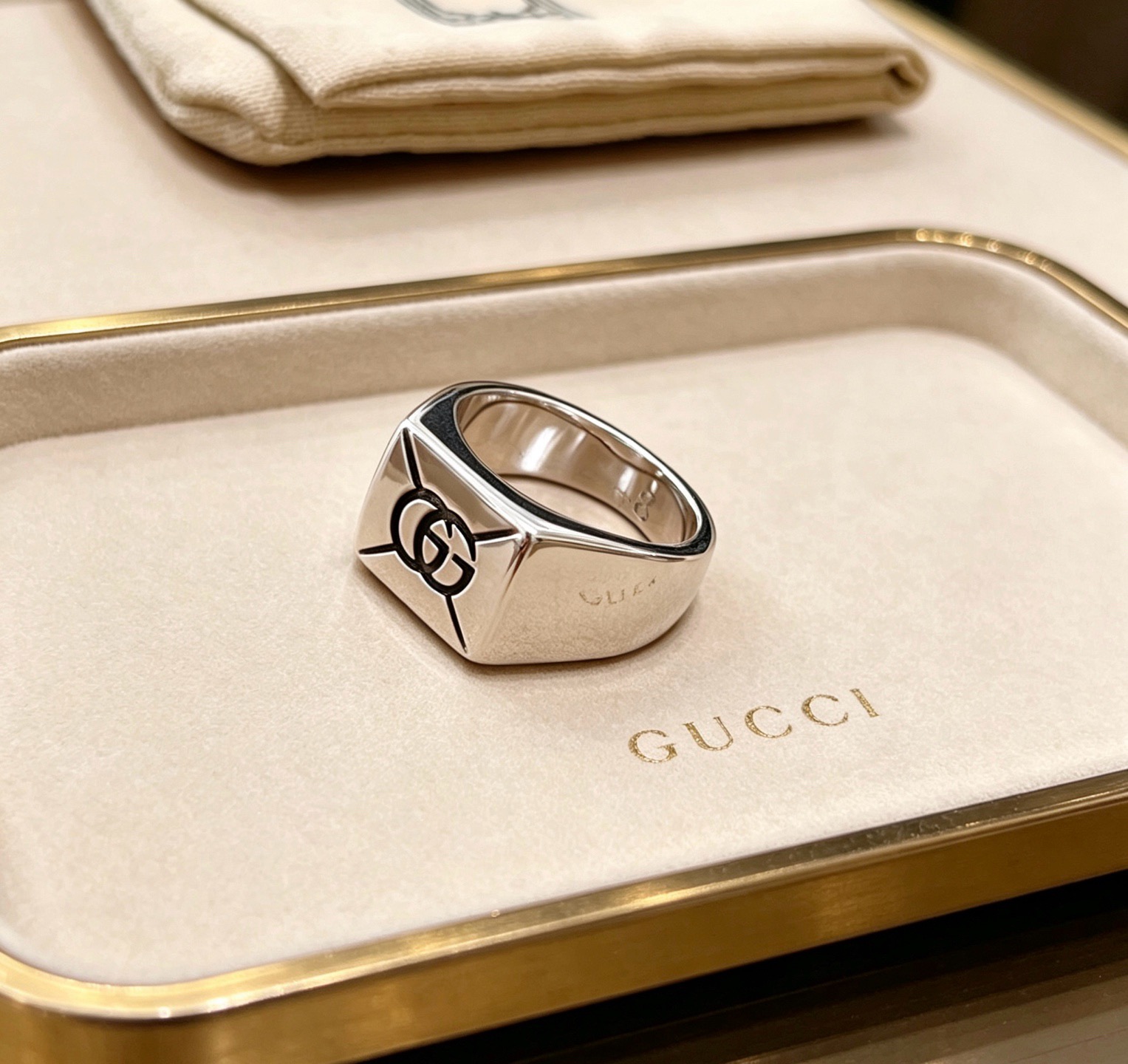 NO:864060,Batch. The latest style of Gucci ring has a higher grade. The same style as the star's Anger Forest series. Double G is purely handmade. Gucci ring. The details are hand-made. The glossy version is always on sale. It is the best-selling model in Gucci. It goes very well with trendy clothes. The size is 6, 7, 8, 9, 10, 11, fine jewelry, gucci, ring.19860909批.古驰戒指最新款款式档次更高明星同款Anger Forest系列双G纯手工制作工艺 古驰戒指 细节对版纯手工处理 亮面版型 这款一直在出 古驰里面热卖款 非常好搭配潮流衣服码数美6 7 8 9 10 11,饰品精品,gucci,ring,Jewelry