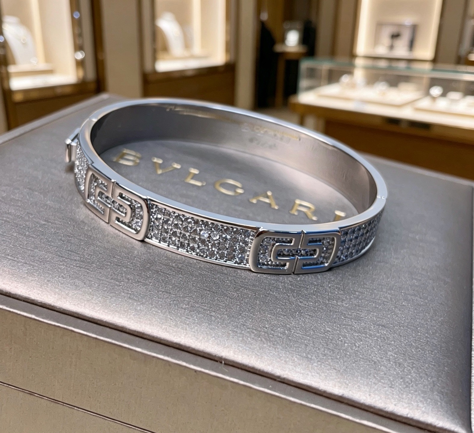 宝格丽手镯Serpenti Viper系列回形针手镯，V金材质 完美精心打磨，与金属边完美契合！充满诱惑