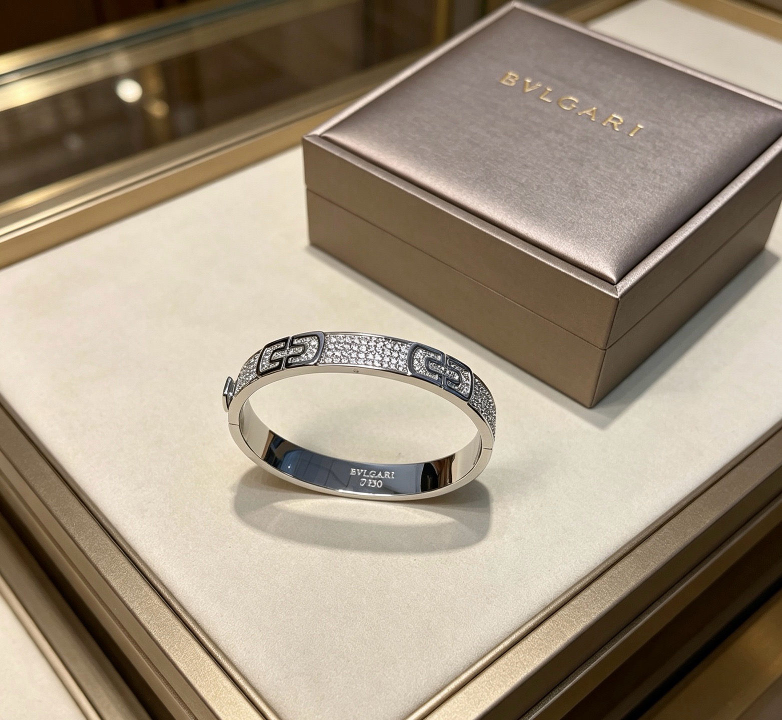 宝格丽手镯Serpenti Viper系列回形针手镯，V金材质 完美精心打磨，与金属边完美契合！充满诱惑