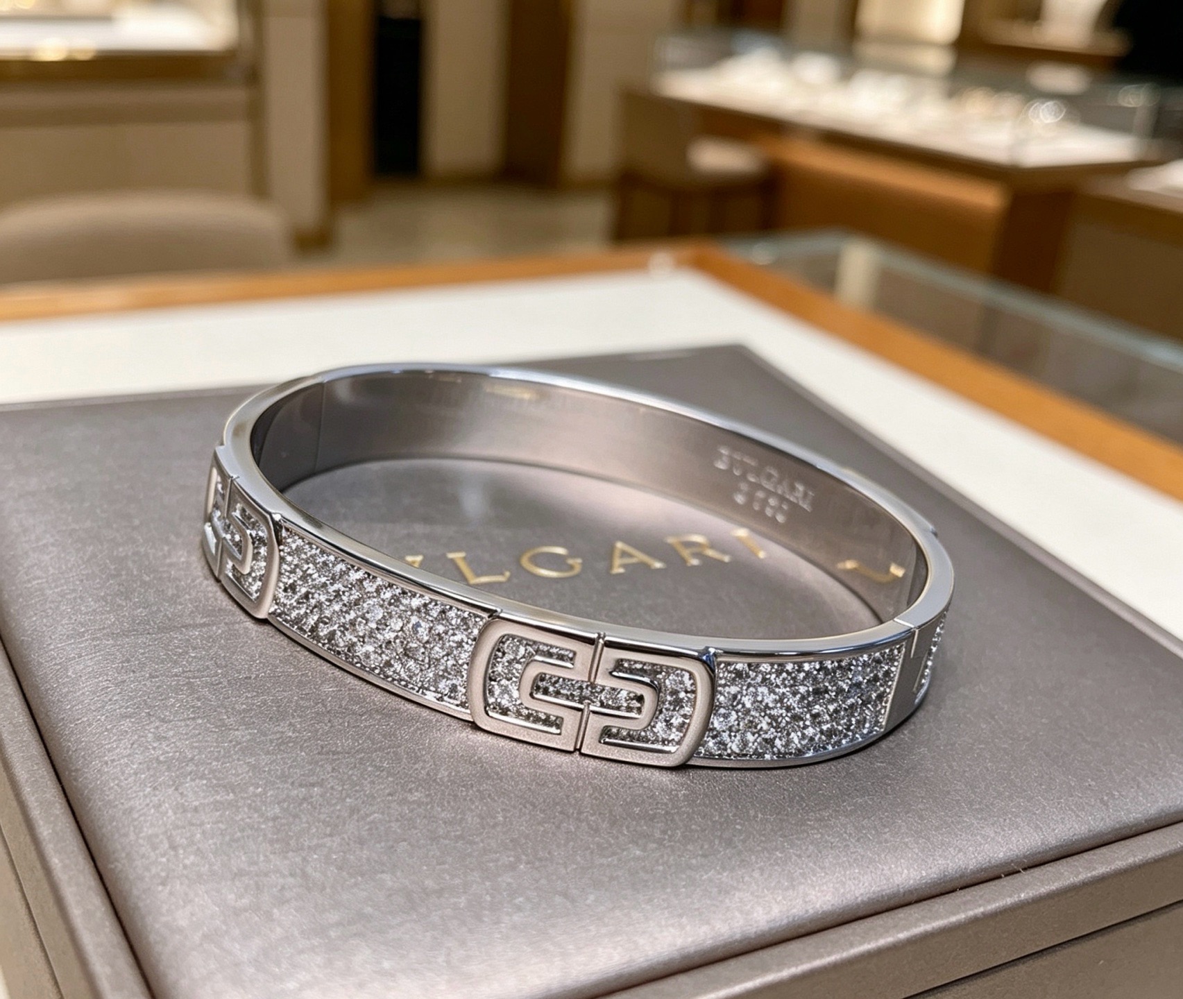 宝格丽手镯Serpenti Viper系列回形针手镯，V金材质 完美精心打磨，与金属边完美契合！充满诱惑