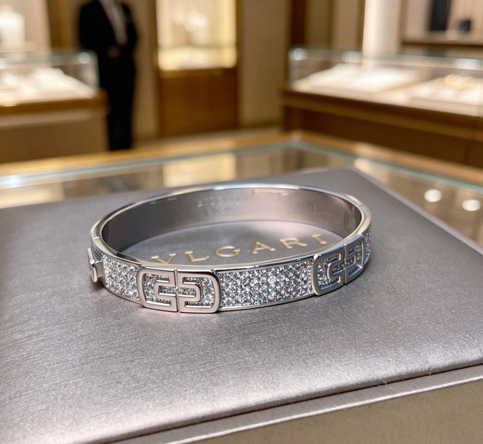宝格丽手镯Serpenti Viper系列回形针手镯，V金材质 完美精心打磨，与金属边完美契合！充满诱惑