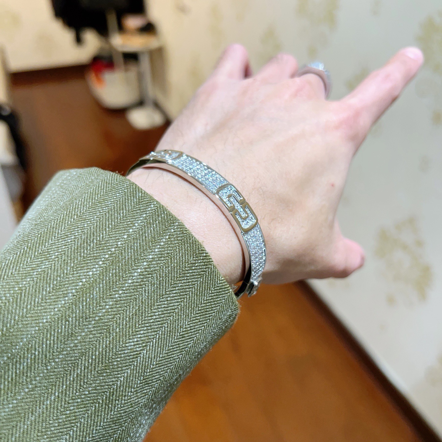 宝格丽手镯Serpenti Viper系列回形针手镯，V金材质 完美精心打磨，与金属边完美契合！充满诱惑