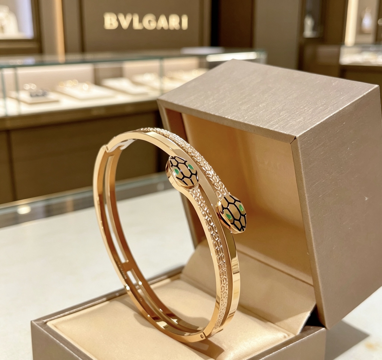 NO:864091,Batch. Bvlgari bracelet Serpenti Viper series snake bone bracelet, made of V gold, perfectly and carefully polished, and perfectly fits the metal edge!  Full of temptation and charming sensibility, the dazzling luxury of diamonds presents unparalleled beauty and power, giving you a new look, interpreting the inherent multi-faceted characteristics of the snake, spreading and bending, showing its elegant and seductive beauty!  ,boutique jewelry,bvlgari,bracelet19860909批.宝格丽手镯Serpenti Viper系列间蛇骨手镯,V金材质 完美精心打磨,与金属边完美契合！充满诱惑和迷人的感性,钻石的璀璨奢华,呈现出中无与伦比的美感与力量,给你一个全新的面貌,诠释灵蛇固有的多面特质,蔓延弯曲,尽显其高雅而极具诱惑的美丽！,饰品精品,bvlgari,bracelet,Jewelry