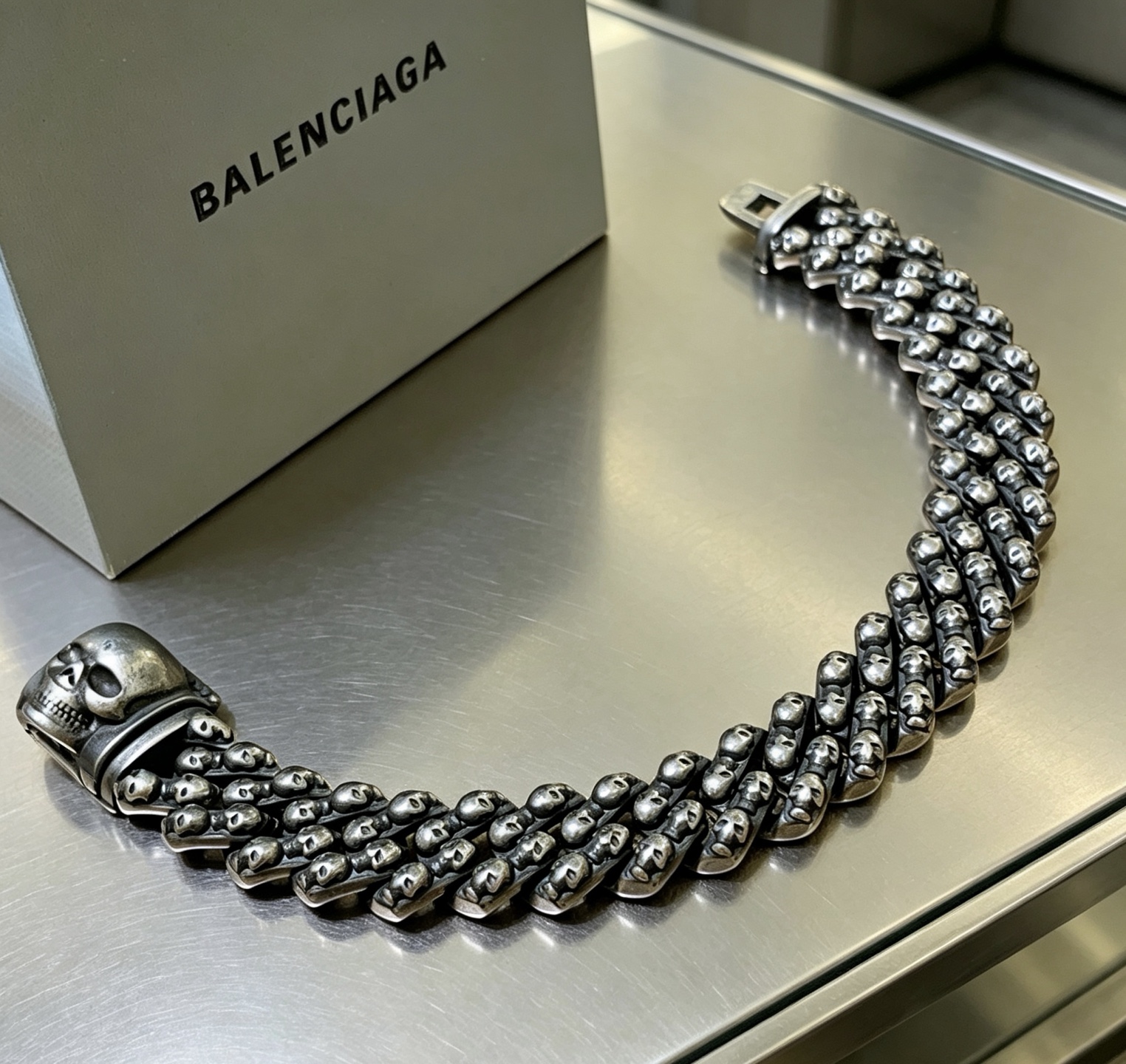 NO:864106,Batch. Original new product Balenciaga Bracelet Balenciaga Bracelet Counter Same Balenciaga Bracelet Men's hot model shipped Unique design avant-garde A must-have for men!  Retro old design, no oxidation or fading, fine jewelry, balenciaga, balenciaga, bracelet19860909批. 原单货新品 巴黎世家手链Balenciaga手链专柜一致巴黎世家手链 男士火爆款出货 设计独特 前卫 男士必备！复古做旧设计 任带不氧化不退色,饰品精品,balenciaga,balenciaga,bracelet,Jewelry