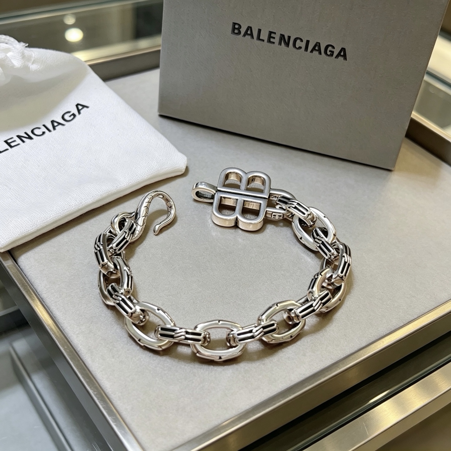 NO:864061,Batch. Original new product Balenciaga Balenciaga Bracelet Counter Same Balenciaga Bracelet Men's hot model shipped Unique design avant-garde A must-have for men and women!  Size 18.20.22.24cm, fine jewelry, balenciaga, balenciaga, bracelet19860909批. 原单货新品 巴黎世家 Balenciaga手链专柜一致巴黎世家手链 男士火爆款出货 设计独特 前卫 男女必备！码数18.20.22.24cm,饰品精品,balenciaga,balenciaga,bracelet,Jewelry