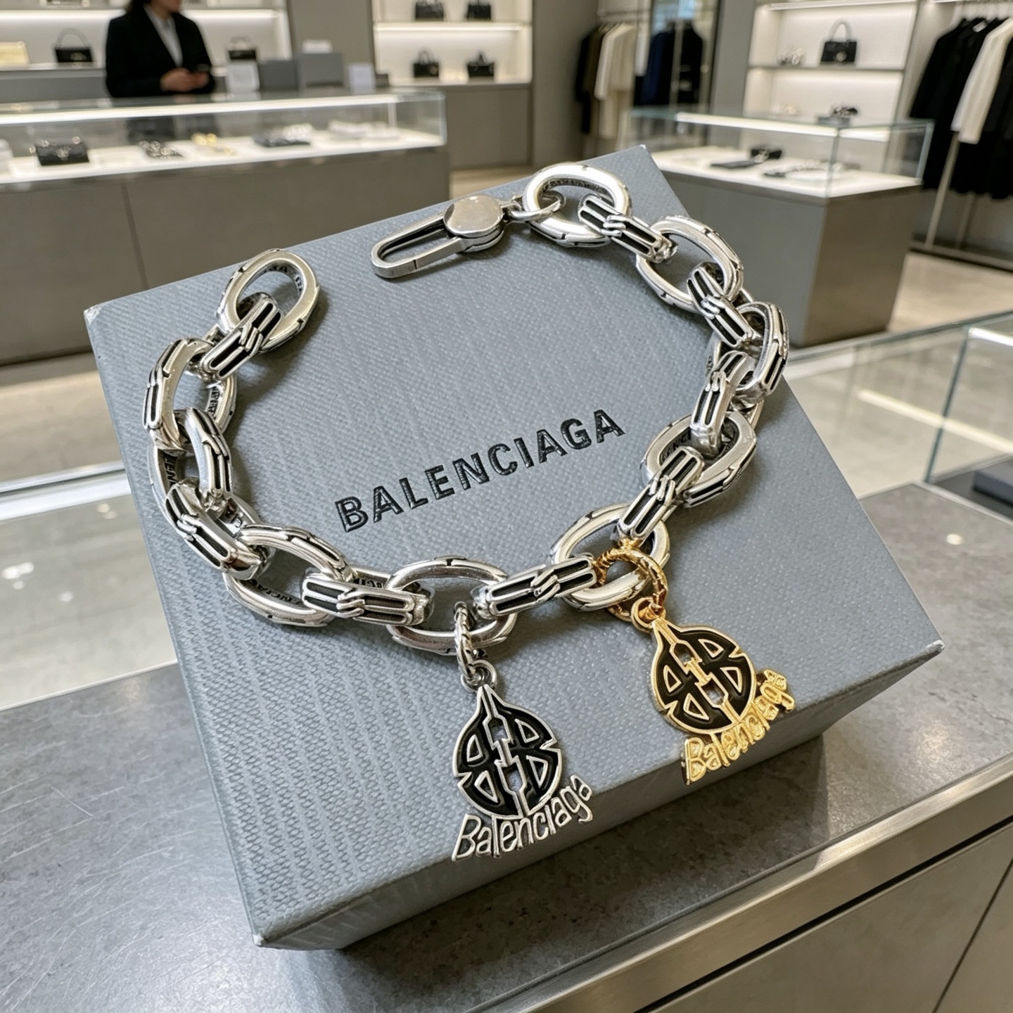 NO:864072,Batch. Original new product Balenciaga Bold Balenciaga Bracelet Counter Consistent Balenciaga Bracelet Men's hot model shipped Unique design avant-garde A must-have for men and women!  Size 18.20.22.24cm, fine jewelry, balenciaga, balenciaga, bracelet19860909批. 原单货新品 巴黎世家 加粗款 Balenciaga手链专柜一致巴黎世家手链 男士火爆款出货 设计独特 前卫 男女必备！码数18.20.22.24cm,饰品精品,balenciaga,balenciaga,bracelet,Jewelry