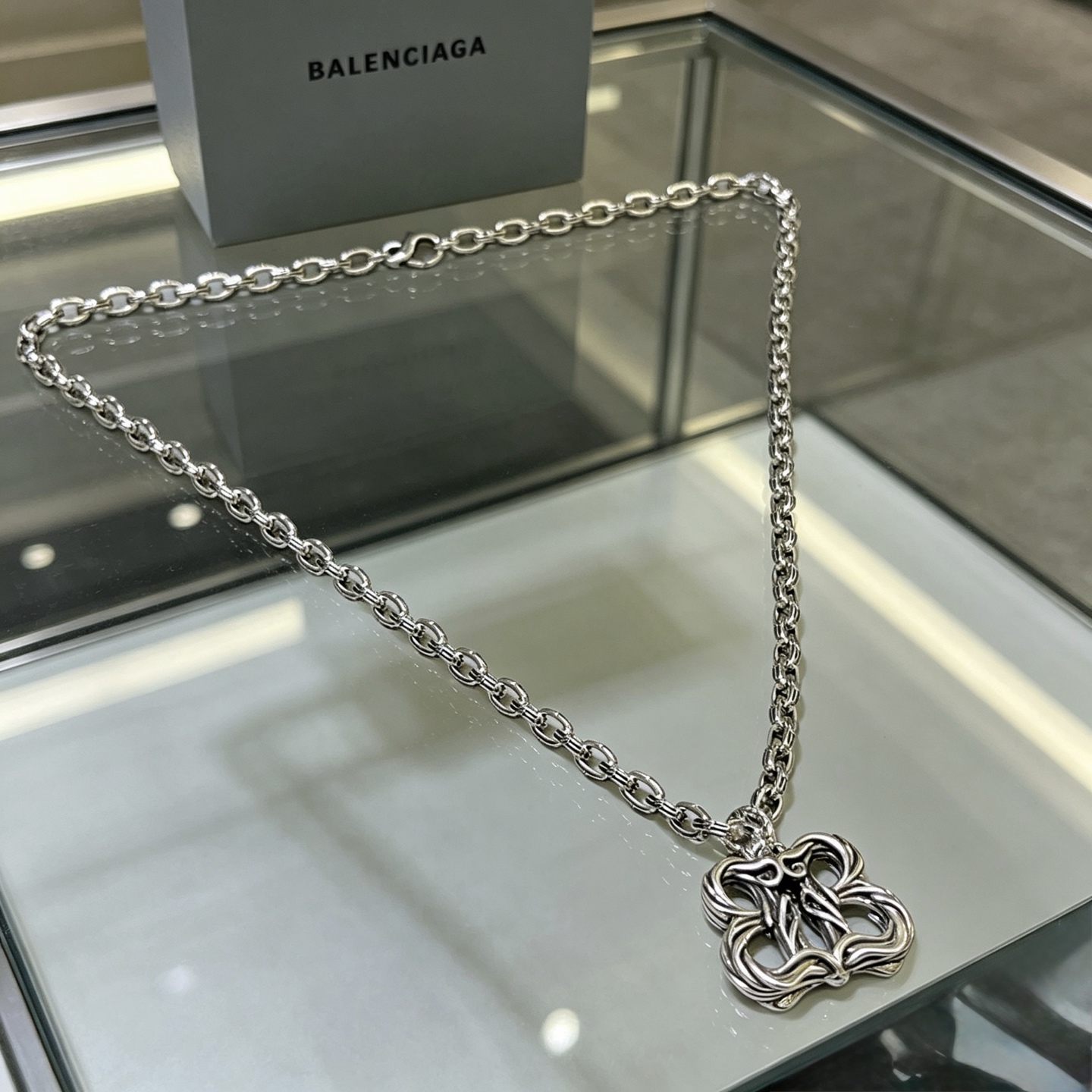 NO:864084,Batch original single goods new products Balenciaga necklace Balenciaga new necklace counter consistent fine details workmanship every detail process in place fine design craftsmanship hot models shipped unique design retro style Balenciaga necklace, jewelry boutique, balenciaga, balenciaga, necklace19860909批 原单货新品 巴黎世家项链 Balenciaga 新款项链专柜一致 细节做工精细 每个细节流程到位 设计工艺精细 火爆款出货 设计独特 复古风格 巴黎世家项链,饰品精品,balenciaga,balenciaga,necklace,Jewelry