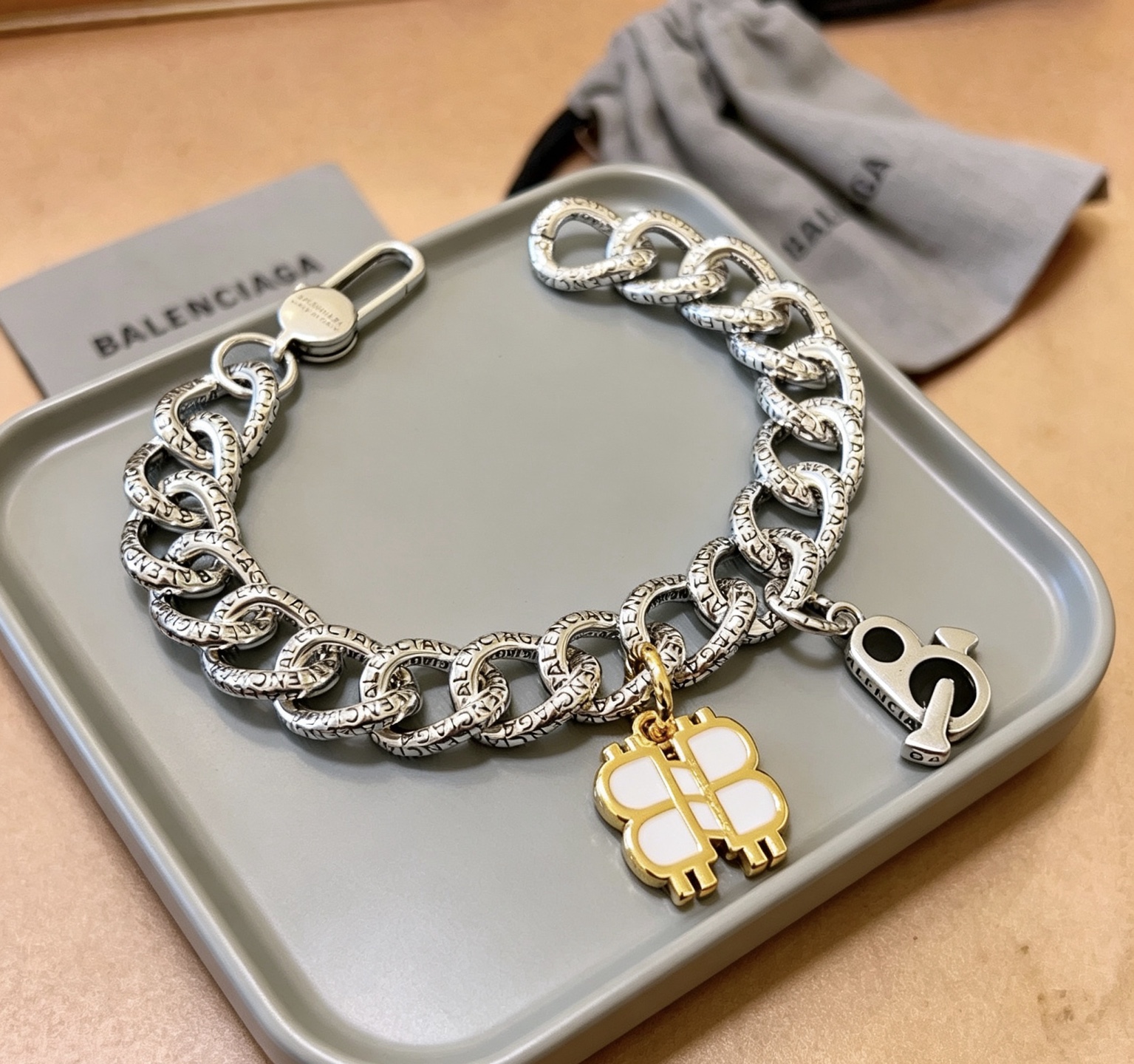 NO:864143,Batch. Original new product Balenciaga Bracelet Balenciaga Bracelet Counter Same Balenciaga Bracelet Men's hot model shipped Unique design avant-garde A must-have for men!  Size 18 20 22 24 cm, fine jewelry, balenciaga, balenciaga, bracelet19860909批. 原单货新品 巴黎世家手链Balenciaga手链专柜一致巴黎世家手链 男士火爆款出货 设计独特 前卫 男士必备！码数18 20 22 24 厘米,饰品精品,balenciaga,balenciaga,bracelet,Jewelry