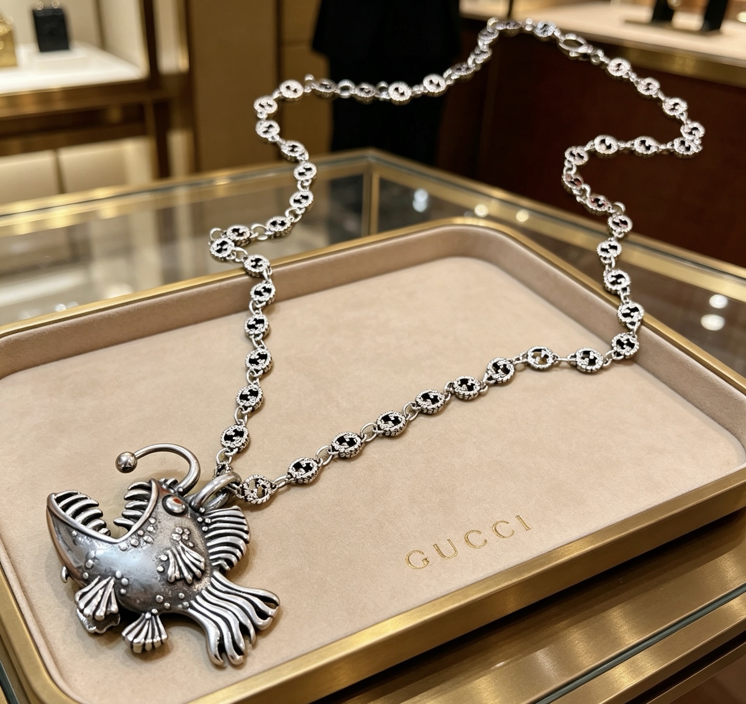 NO:864073,Batch, it’s so handsome. Gucci necklace 2026 latest chain has a higher grade. The same classic model for celebrities. Anger Forest series double G Gucci necklace. The details are distressed. The shiny version is not available in the market. This one has been out. It is a best-selling model in Gucci. It is very good to match trendy clothes, fine jewelry, gucci, necklace.19860909批 太帅啦 古驰项链2026最新款链条档次更高明星同款经典款Anger Forest系列双G古驰项链 细节对版做旧处理 非市面亮面版型 这款一直在出 古驰里面热卖款 非常好搭配潮流衣服,饰品精品,gucci,necklace,Jewelry