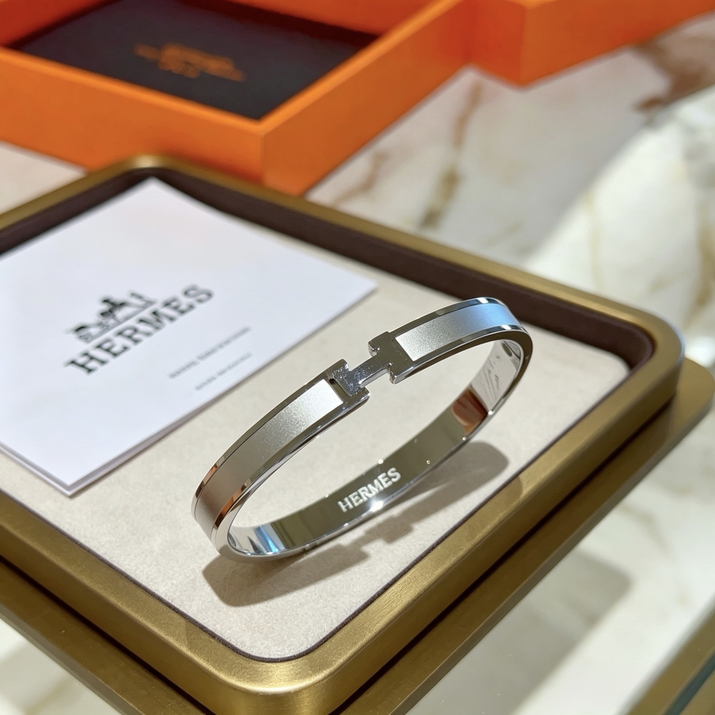 NO:879892,Batch. Hermès bracelet is a test of the craftsmanship of the master. Make sure the details are good [color][color]. High-end customization. Goddesses all love Hermès. Popular bracelets. Super fine and praised by all goddesses and stars. The same style. High-end material gold-plated. The texture of k-gold is really good. Fine jewelry, hermes, bracelet, gold plating.19860909批. 爱马仕手镯 太考验师傅的手艺了 要确保细节好[色][色] 高端定制 女神 都爱爱马仕火爆 手镯 超精赞各路女神 明星 同款 高端材质镀金,k金质感上手真的赞,饰品精品,hermes,bracelet,gold plating,Jewelry
