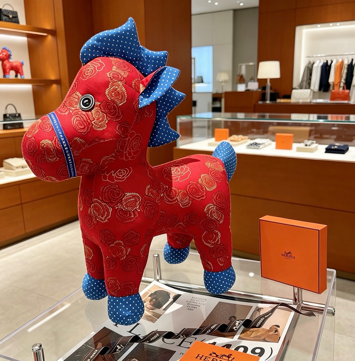 NO:879922,Batch. New hot products for the Year of the Horse are coming. Hermès official website debuts new dolls for exclusive high-quality sale. New products exported to French orders are released. A classic horse doll from Hermès. Purely handmade. The texture and fullness are all in place. Not much in stock, so slow hands. Super cute. Looking forward to my horse. Put it in the car and put it at home. Full of high-end feeling. 35cm size, original Hermès label, boutique jewelry, hermes19860909批. 马年爆款来袭 爱马仕官网首发新品玩偶独家高品质发售 出口法国订单新品发布 ,爱马仕的一款经典马公仔 纯手工制作工艺 质感 饱满度全部到位 现货不多,手慢无 超级可爱的 期待我的马.放车里放家里高级感满满 35cm的尺寸,原单爱马仕标签,饰品精品,hermes,Jewelry