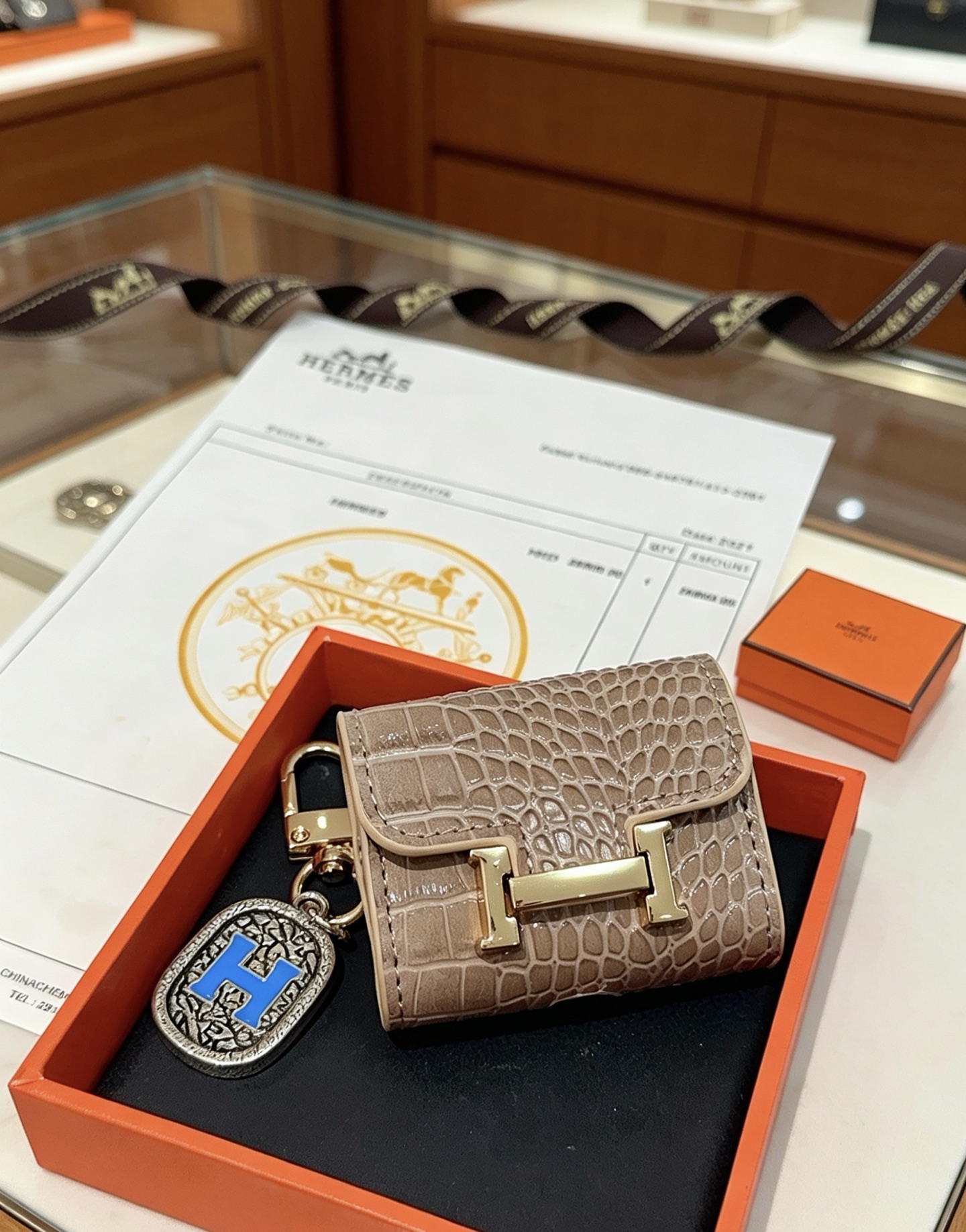 NO:879928,Batch. New Hermes key chain keychain key bag Bluetooth headphone bag platinum version. High-end Seiko version [color] [color] Many Internet celebrities have the same style. Hermes pendant keychain is a test of the master's craftsmanship. It is not easy to ensure that every detail is in place [color] [color] High-end customization. Same style for men and women. Hermès is popular. 1:1 super fine star. The same style k gold texture, crafted with high-end precision craftsmanship.  The car keychain is really awesome, fine jewelry, hermes, hermes, keychain19860909批.新款Hermes爱马仕钥匙扣钥匙扣钥匙包蓝牙耳机包 铂金版.高级精工版[色][色]众多网红同款 爱马仕挂饰钥匙扣太考验师傅的手艺了 要确保每个细节都到位不简单[色][色] 高端定制 男女同款 爱马仕火爆 1:1超精赞明星 同款 k金质感,精工高端工艺打造出炉. 车钥匙扣上真的赞爆,饰品精品,hermes,hermes,keychain,Jewelry