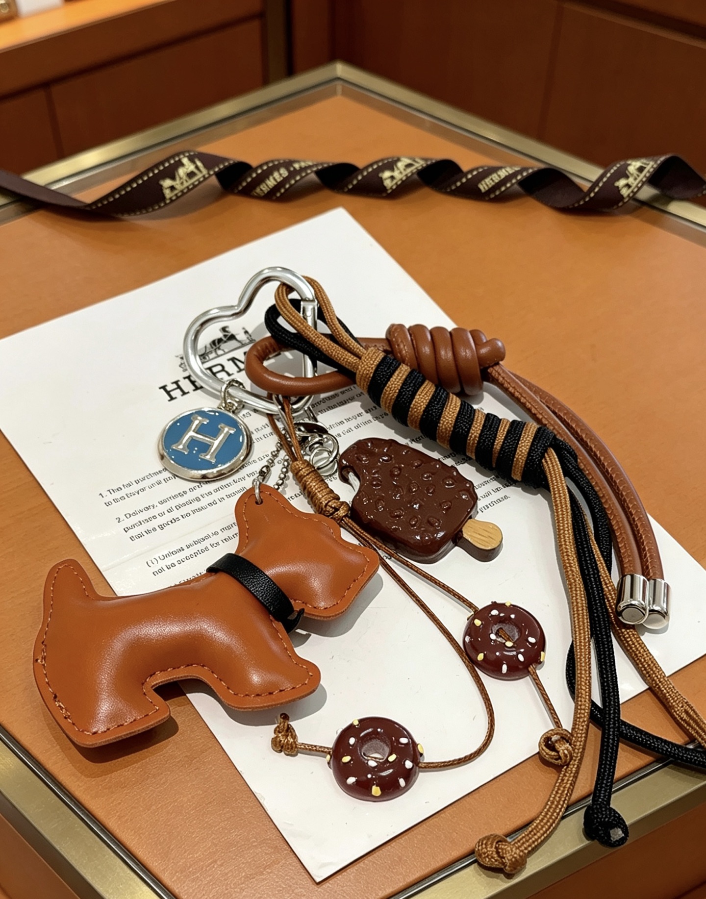 NO:879890,Batch. New Hermes Hermes keychain keychain thickened version Platinum version. High-end Seiko version [color][color] Many Internet celebrities have the same style. Hermes pendant keychain is a test of the master's craftsmanship. It is not easy to ensure that every detail is in place [color][color] High-end customization. Same style for men and women. Hermès is popular. 1:1 super refined like stars. The same K gold texture, crafted with high-end precision craftsmanship.  The car keychain is really awesome, fine jewelry, hermes, hermes, keychain19860909批.新款Hermes爱马仕钥匙扣钥匙扣加厚版 铂金版.高级精工版[色][色]众多网红同款 爱马仕挂饰钥匙扣太考验师傅的手艺了 要确保每个细节都到位不简单[色][色] 高端定制 男女同款 爱马仕火爆 1:1超精赞明星 同款 k金质感,精工高端工艺打造出炉. 车钥匙扣上真的赞爆,饰品精品,hermes,hermes,keychain,Jewelry