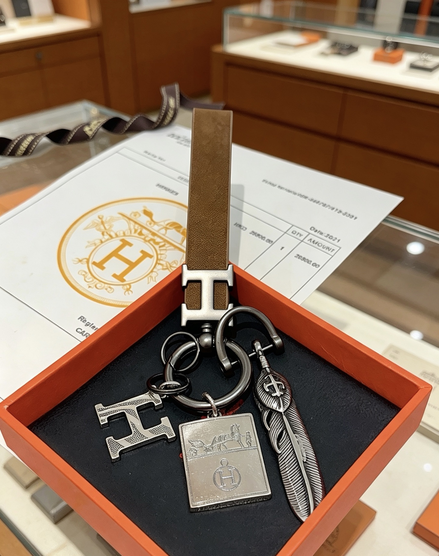 NO:879675,Batch. New Hermes Hermes keychain keychain thickened version Platinum version. High-end Seiko version [color][color] Many Internet celebrities have the same style. Hermes pendant keychain is a test of the master's craftsmanship. It is not easy to ensure that every detail is in place [color][color] High-end customization. Same style for men and women. Hermès is popular. 1:1 super refined like stars. The same K gold texture, crafted with high-end precision craftsmanship.  The car keychain is really awesome, fine jewelry, hermes, hermes, keychain19860909批.新款Hermes爱马仕钥匙扣钥匙扣加厚版 铂金版.高级精工版[色][色]众多网红同款 爱马仕挂饰钥匙扣太考验师傅的手艺了 要确保每个细节都到位不简单[色][色] 高端定制 男女同款 爱马仕火爆 1:1超精赞明星 同款 k金质感,精工高端工艺打造出炉. 车钥匙扣上真的赞爆,饰品精品,hermes,hermes,keychain,Jewelry