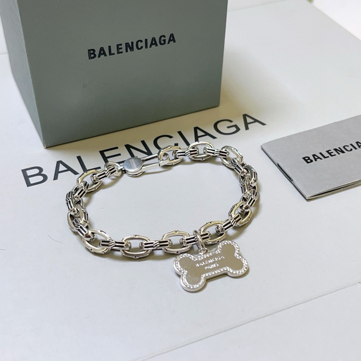 NO:879693,Batch. Original new product Balenciaga Bracelet Balenciaga Bracelet Counter Same Balenciaga Bracelet Men's hot model shipped Unique design avant-garde A must-have for men!  Size 18 20 22 24cm, fine jewelry, balenciaga, balenciaga, bracelet19860909批. 原单货新品 巴黎世家手链Balenciaga手链专柜一致巴黎世家手链 男士火爆款出货 设计独特 前卫 男士必备！码数18 20 22 24cm,饰品精品,balenciaga,balenciaga,bracelet,Jewelry
