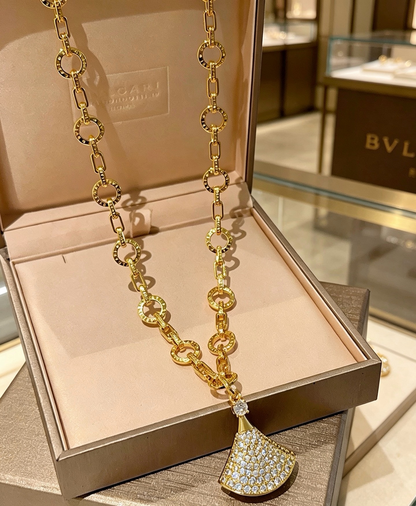 宝格丽项链V金材质 。BVLGARI宝格丽 DIVAS‘ DREAM 系列 品相完美，细节无敌，那种独特