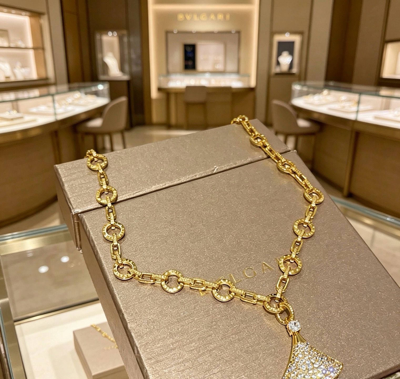 宝格丽项链V金材质 。BVLGARI宝格丽 DIVAS‘ DREAM 系列 品相完美，细节无敌，那种独特