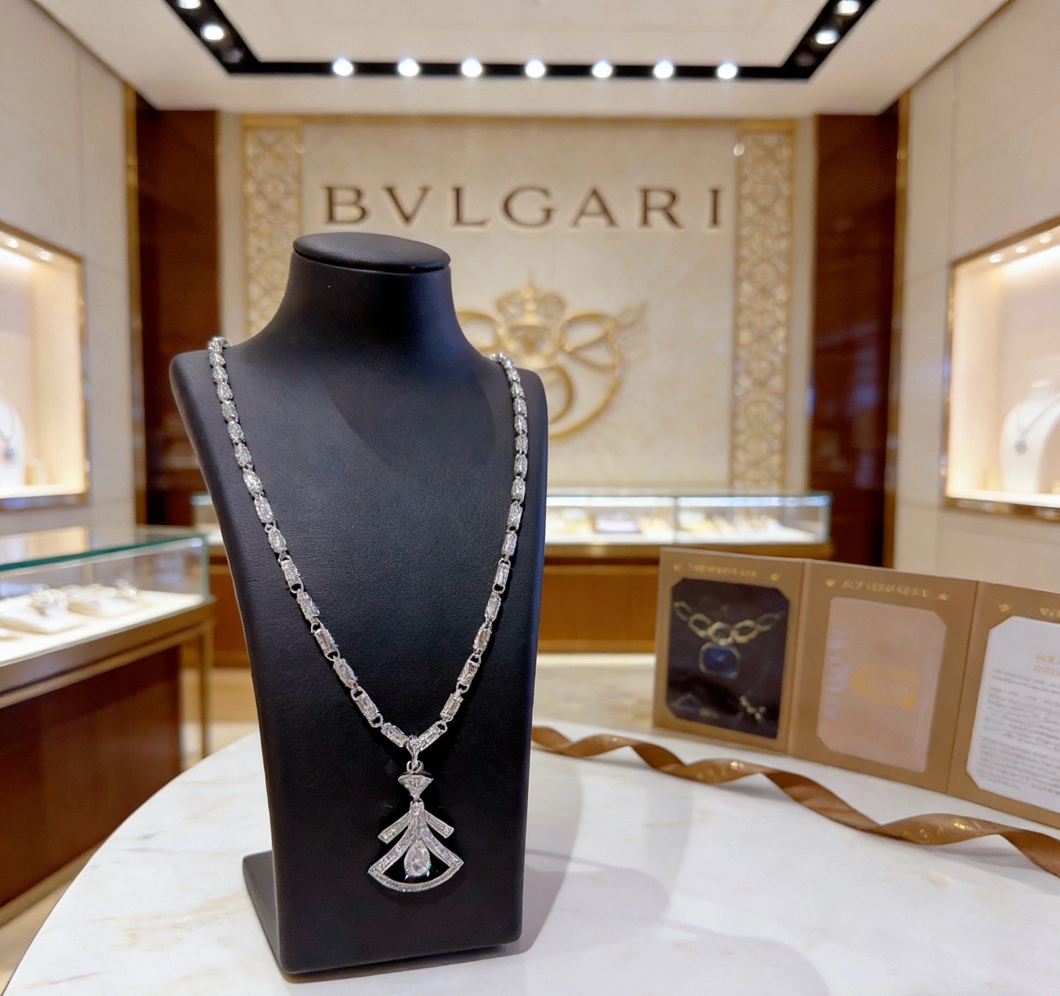 宝格丽项链V金材质。BVLGARI宝格丽 DIVAS‘ DREAM 扇形系列 品相完美，细节无敌，那种独