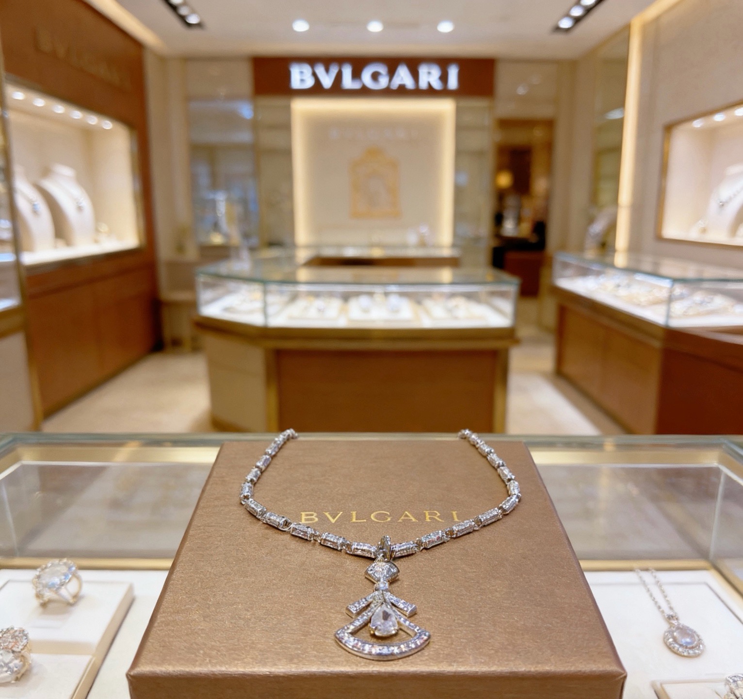 宝格丽项链V金材质。BVLGARI宝格丽 DIVAS‘ DREAM 扇形系列 品相完美，细节无敌，那种独