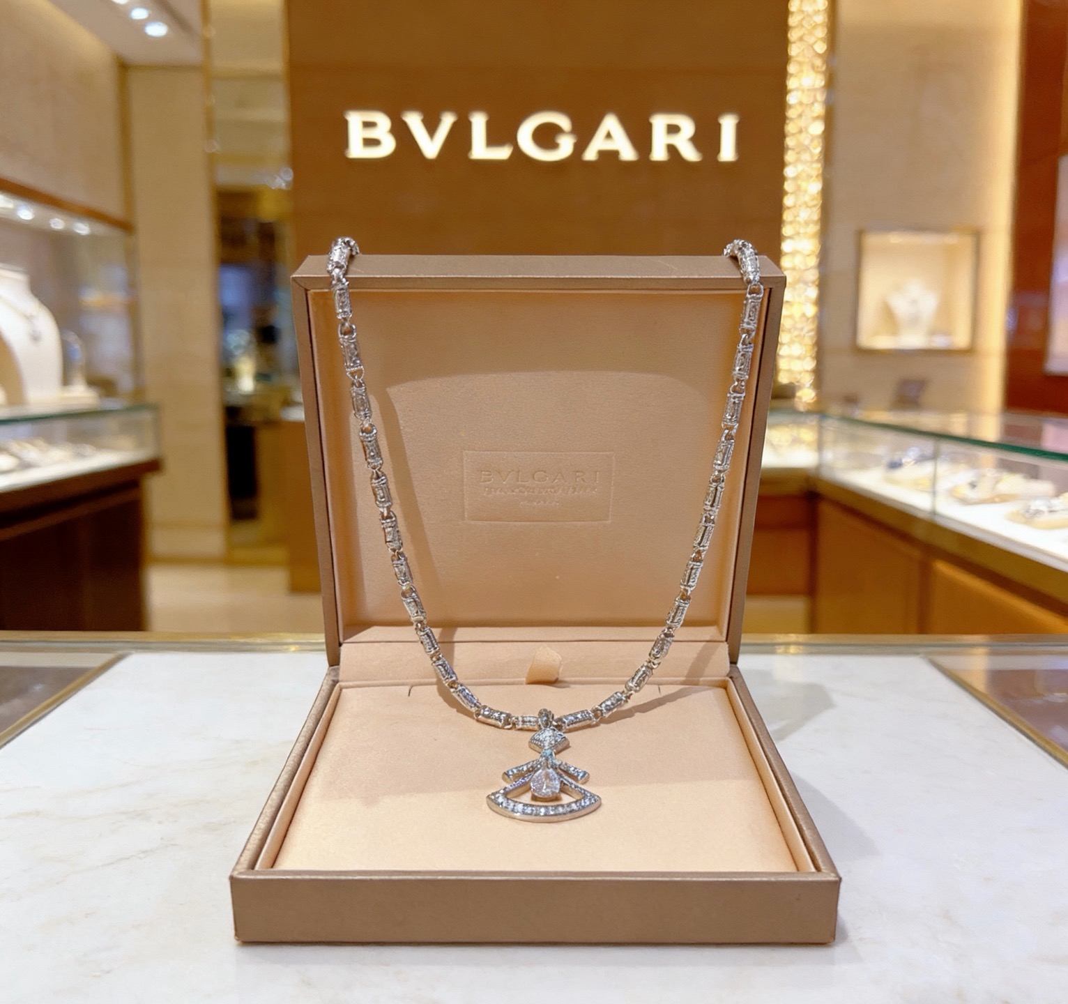 宝格丽项链V金材质。BVLGARI宝格丽 DIVAS‘ DREAM 扇形系列 品相完美，细节无敌，那种独