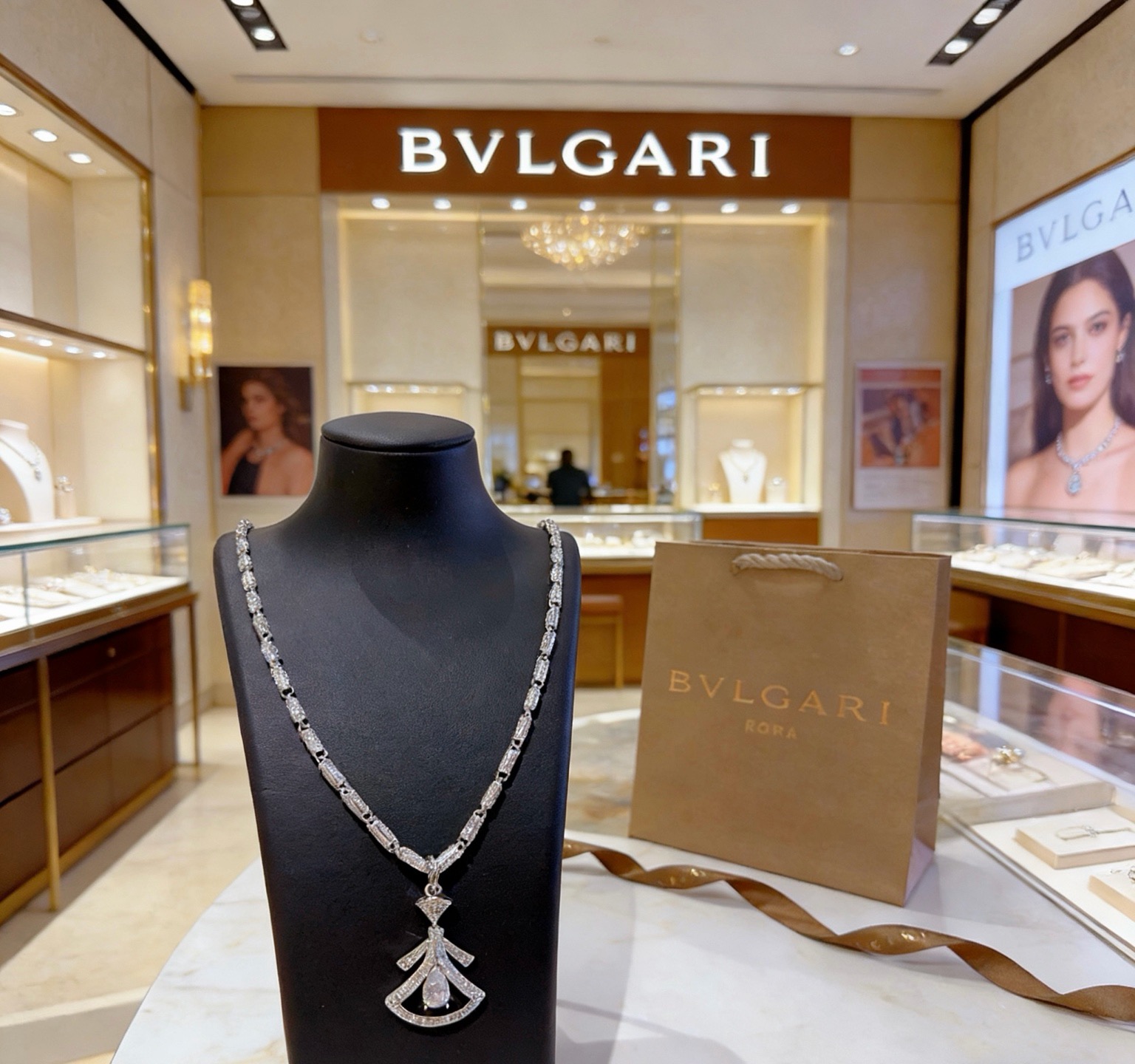 宝格丽项链V金材质。BVLGARI宝格丽 DIVAS‘ DREAM 扇形系列 品相完美，细节无敌，那种独
