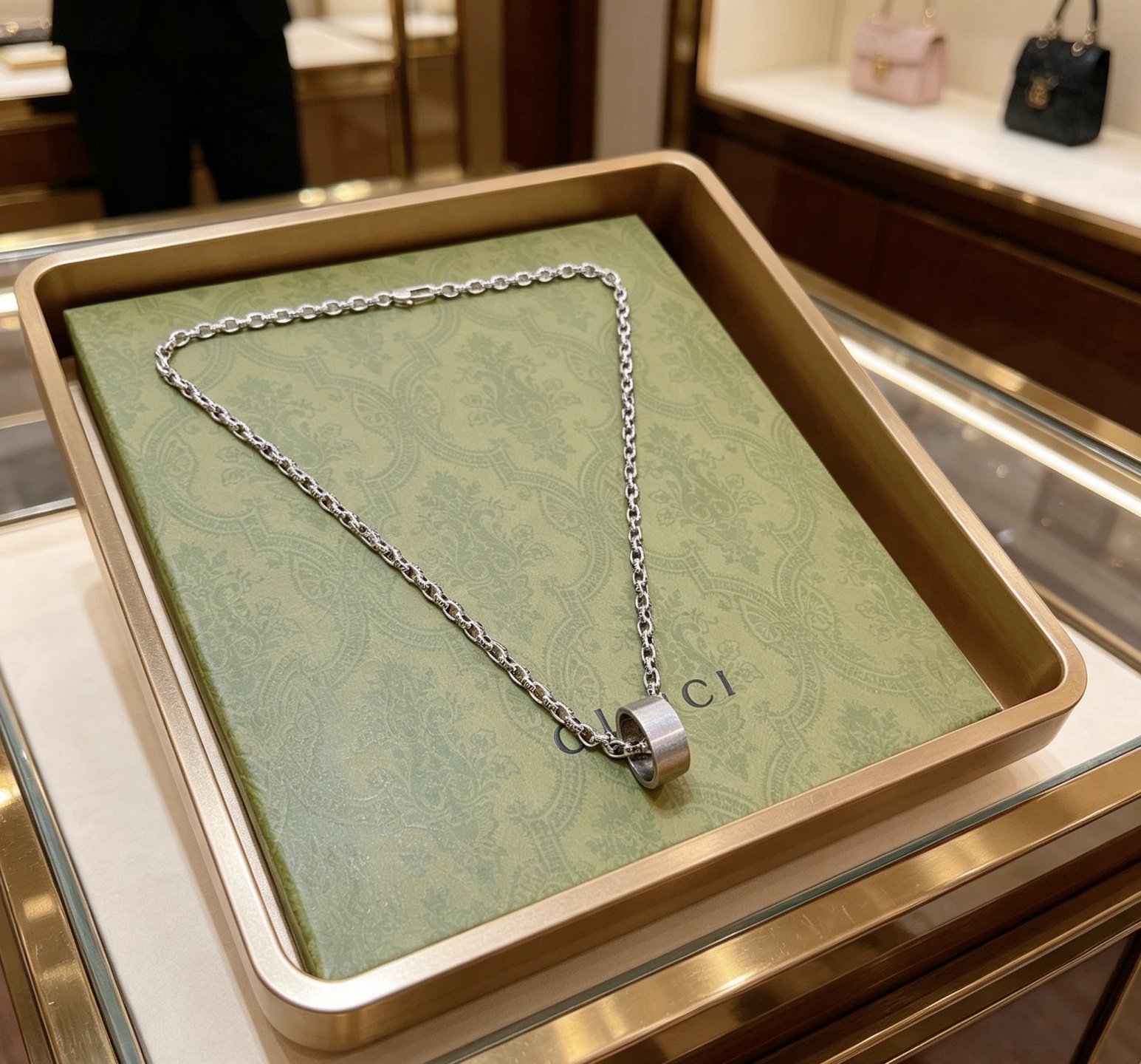 NO:879737,The latest Gucci necklace has a higher grade. The same style as the star Anger Forest series double G classic necklace. European and American fashion casual style series Gucci series retro silver necklace. The chain length is 60 cm. The length can be changed. The details are distressed. The shiny version is not available in the market. This one has been out. It is a best-selling model in Gucci. It goes well with trendy clothes, fine jewelry, gucci, and necklace.19860909批古驰项链最新款链条档次更高明星同款Anger Forest系列双G经典款项链欧美时尚休闲风系列古驰系列复古银项链 链长60厘米可改长度 细节对版做旧处理 非市面亮面版型 这款一直在出 古驰里面热卖款 非常好搭配潮流衣服,饰品精品,gucci,necklace,Jewelry