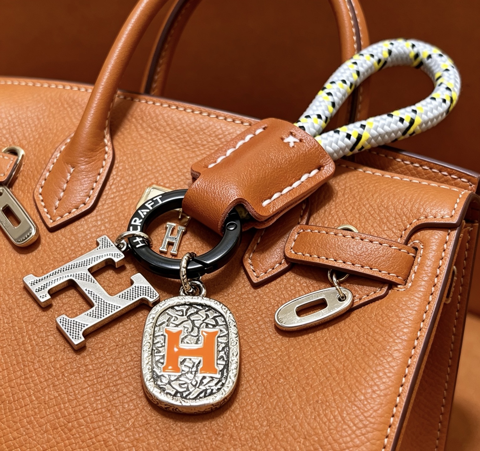 NO:879727,Batch. New Hermes Hermes bag pendant keychain thickened version, platinum version. Hermes H brand high-end Seiko version [color] [color] Many Internet celebrities have the same style. Hermes pendant keychain is a test of the master's craftsmanship. It is not easy to ensure that every detail is in place [color] [color] High-end customization. Same style for men and women. Hermès is popular. 1:1 super fine star. The same K gold texture, crafted with high-end precision craftsmanship.  The car keychain is really awesome, fine jewelry, hermes, hermes, keychain19860909批.新款Hermes爱马仕包包挂饰钥匙扣加厚版 铂金版.爱马仕H牌高级精工版[色][色]众多网红同款 爱马仕挂饰钥匙扣太考验师傅的手艺了 要确保每个细节都到位不简单[色][色] 高端定制 男女同款 爱马仕火爆 1:1超精赞明星 同款 k金质感,精工高端工艺打造出炉. 车钥匙扣上真的赞爆,饰品精品,hermes,hermes,keychain,Jewelry