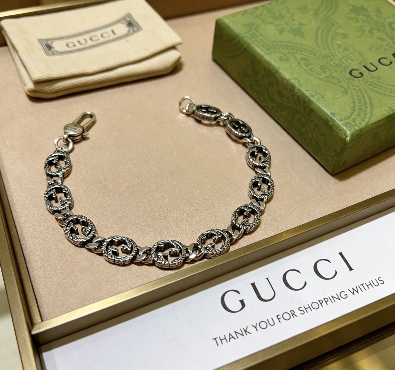 NO:879738,Batch. The latest Gucci bracelet is the latest classic model. It is exquisite regardless of style and texture. It is absolutely top-notch. You can understand the original logo at a glance. It is super nice. It is the best choice for matching clothes. It is a must-have artifact for men and women. Size 18.20.22.24 cm, fine jewelry, gucci, gucci, bracelet19860909批. 最新出炉 Gucci古驰手链最新款的经典款 精致无论款式 质感 都是绝对的顶尖feel 只要看一眼就懂了原版logo 超 nice 搭配衣服最佳的选择,男女同款必备神器 码数18.20.22.24厘米,饰品精品,gucci,gucci,bracelet,Jewelry