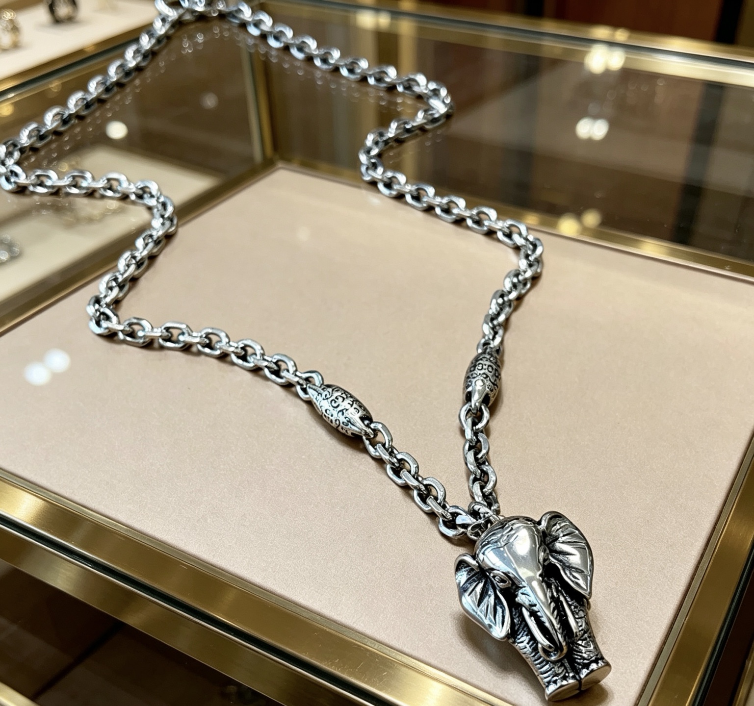 新品发布 👒𝐆𝐮𝐜𝐜𝐢古驰项链最新款链条档次更高明星同款Anger Forest系列双G经典款艺术设计理 新品发布 👒𝐆𝐮𝐜𝐜𝐢古驰项链最新款链条档次更高明星同款Anger Forest系列双G经典款艺术设计理