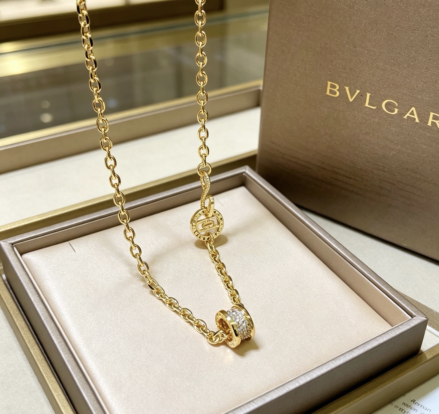 宝格丽项链V金材质 BVLGARI宝格丽 DIVAS‘ DREAM 系列 品相完美，细节无敌，那种独特的