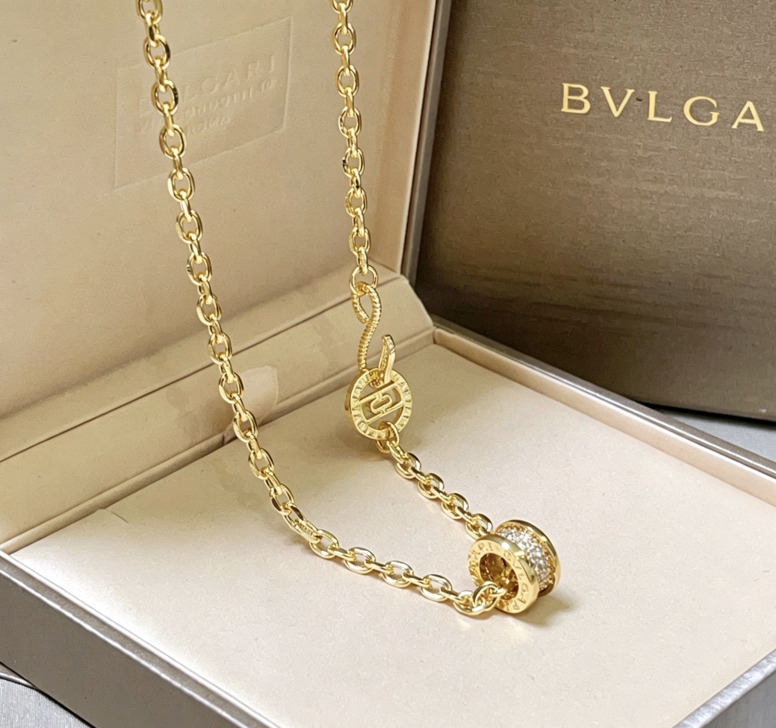 宝格丽项链V金材质 BVLGARI宝格丽 DIVAS‘ DREAM 系列 品相完美，细节无敌，那种独特的