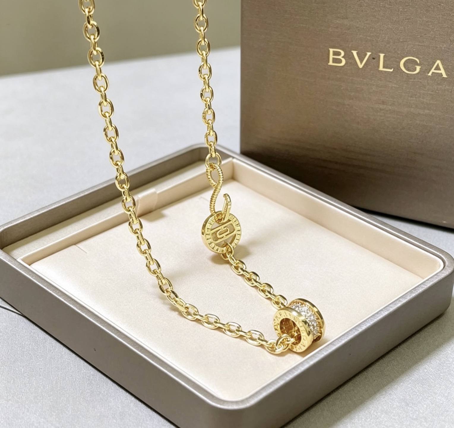 宝格丽项链V金材质 BVLGARI宝格丽 DIVAS‘ DREAM 系列 品相完美，细节无敌，那种独特的