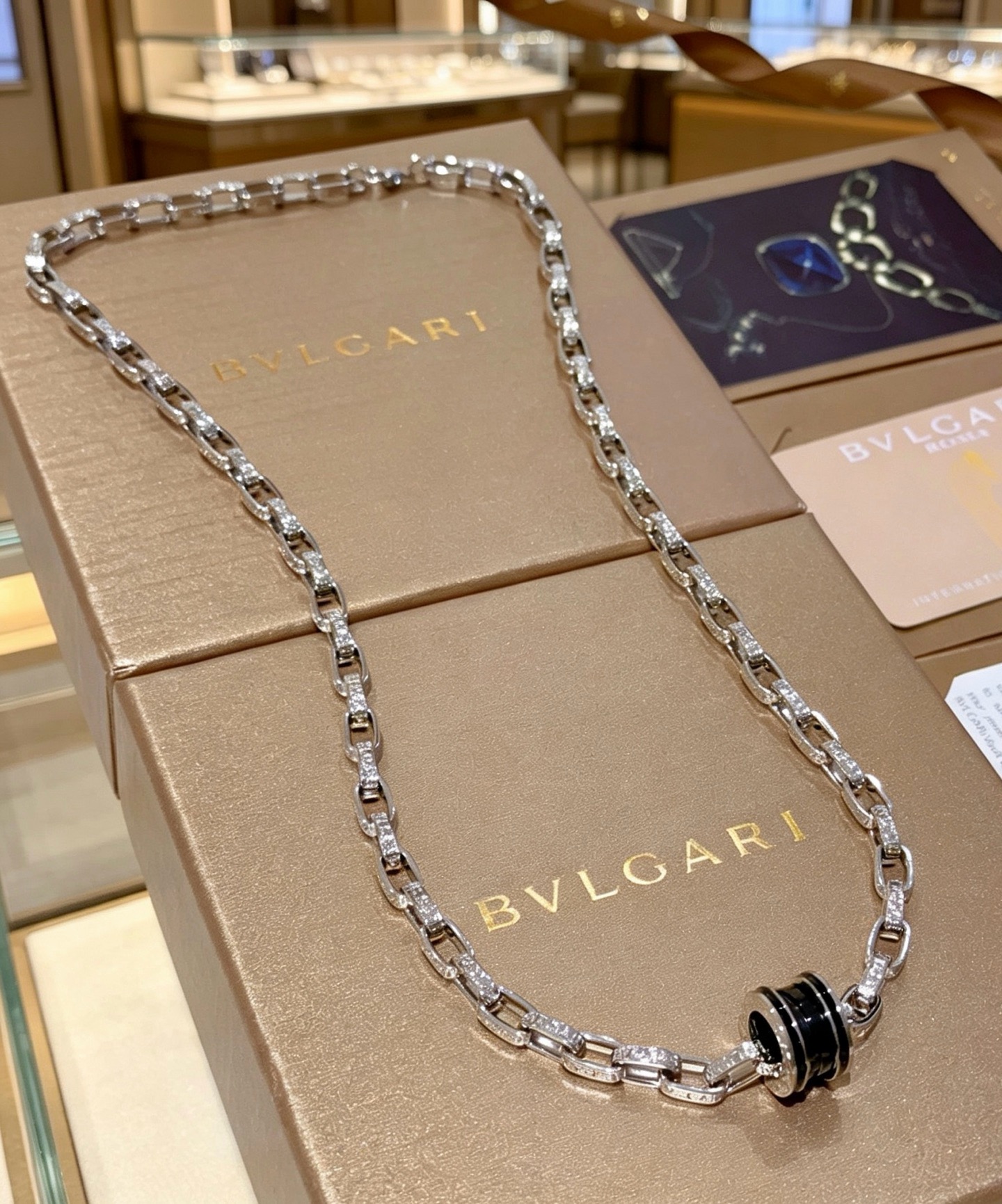 宝格丽项链V金材质。BVLGARI宝格丽 DIVAS‘ DREAM 系列 品相完美，细节无敌，那种独特的